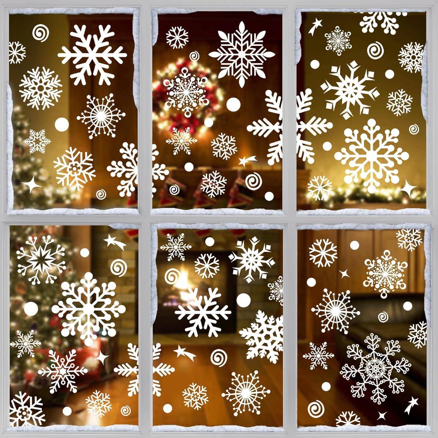 Schneeflocken und Dekorationen auf einem Fenster mit unscharfen Feiertagslichtern im Inneren, die eine festliche, winterliche Szenerie schaffen.
