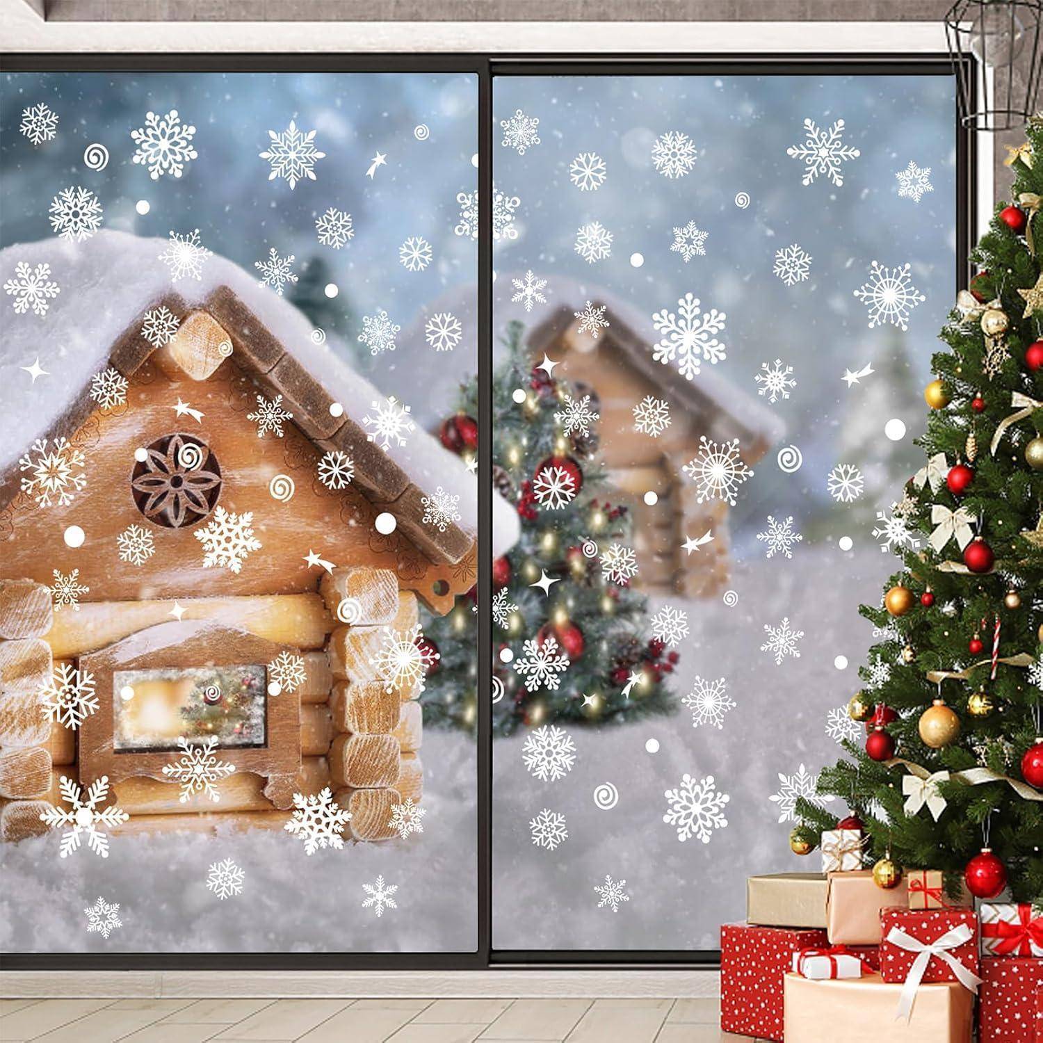 Verschneite Blockhütte und geschmückter Weihnachtsbaum mit Christbaumschmuck und Geschenken, gesehen durch ein vereistes Fenster mit fallenden Schneeflocken.