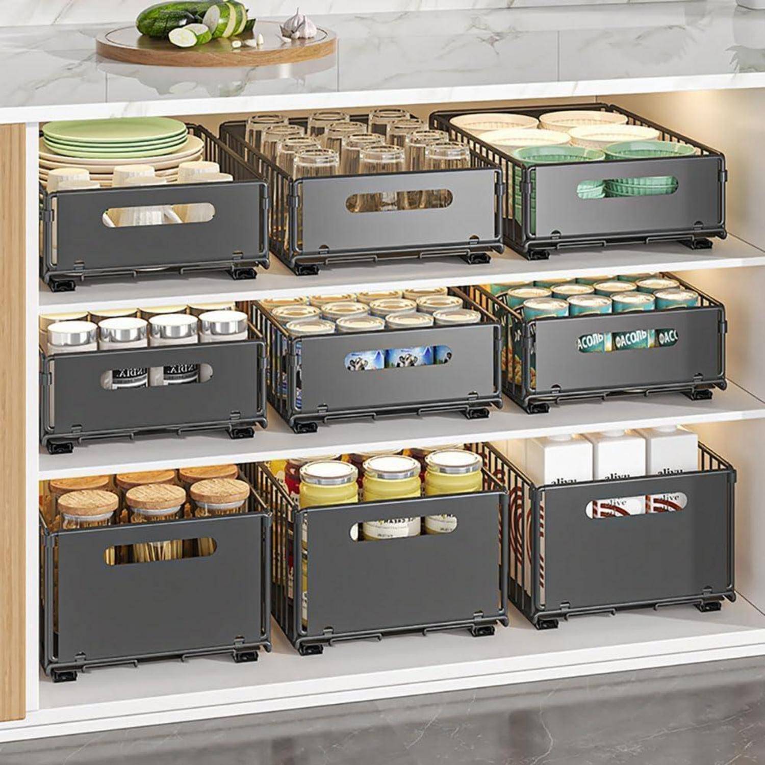 Regale mit Aufbewahrungsboxen in schwarzer Farbe, die verschiedene Küchenutensilien enthalten; die obere Reihe enthält Teller, Gläser und Schüsseln, die untere Reihe Gläser und Dosen.