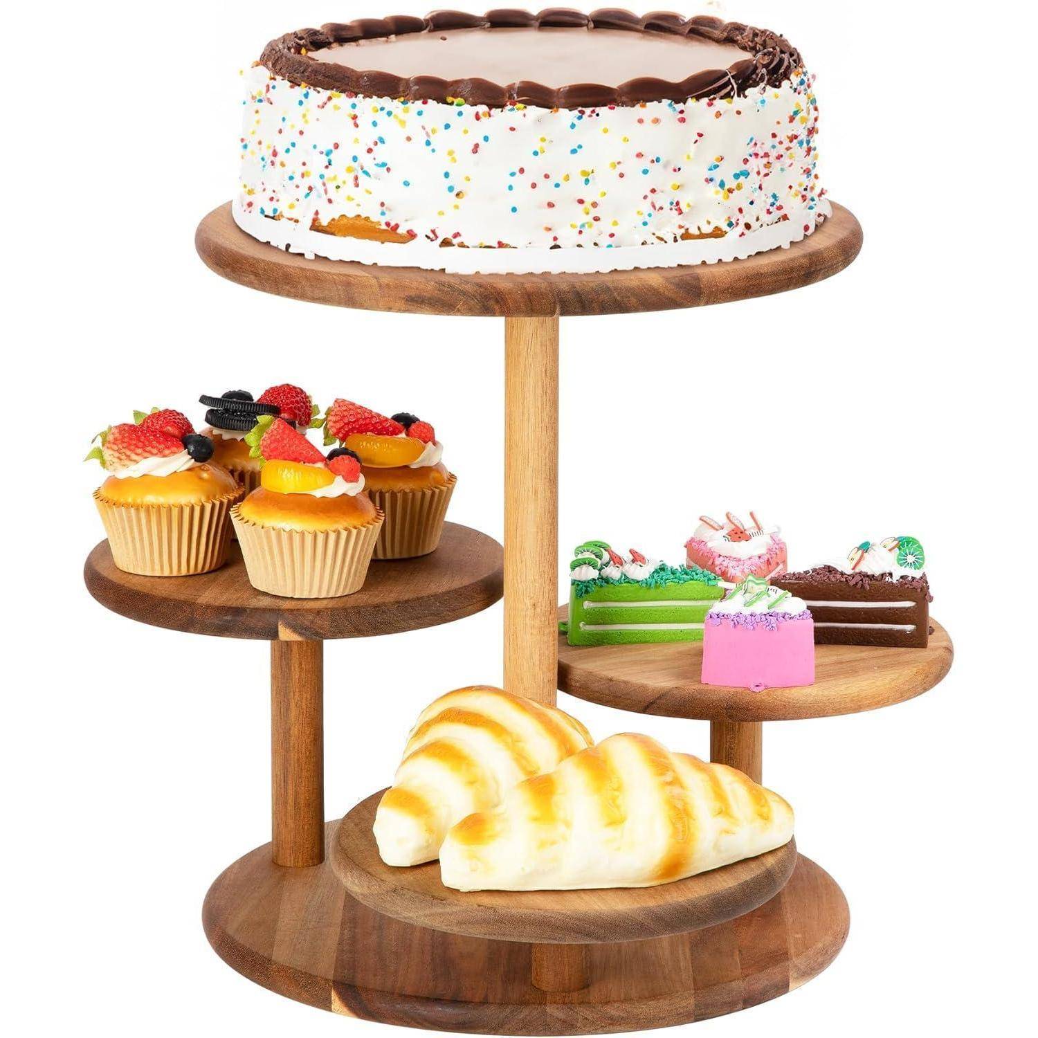 Ein hölzerner Dessertständer präsentiert einen mit Schokolade überzogenen Kuchen, bunte Cupcakes, Gebäck und Stücke von dekorierten Torten.