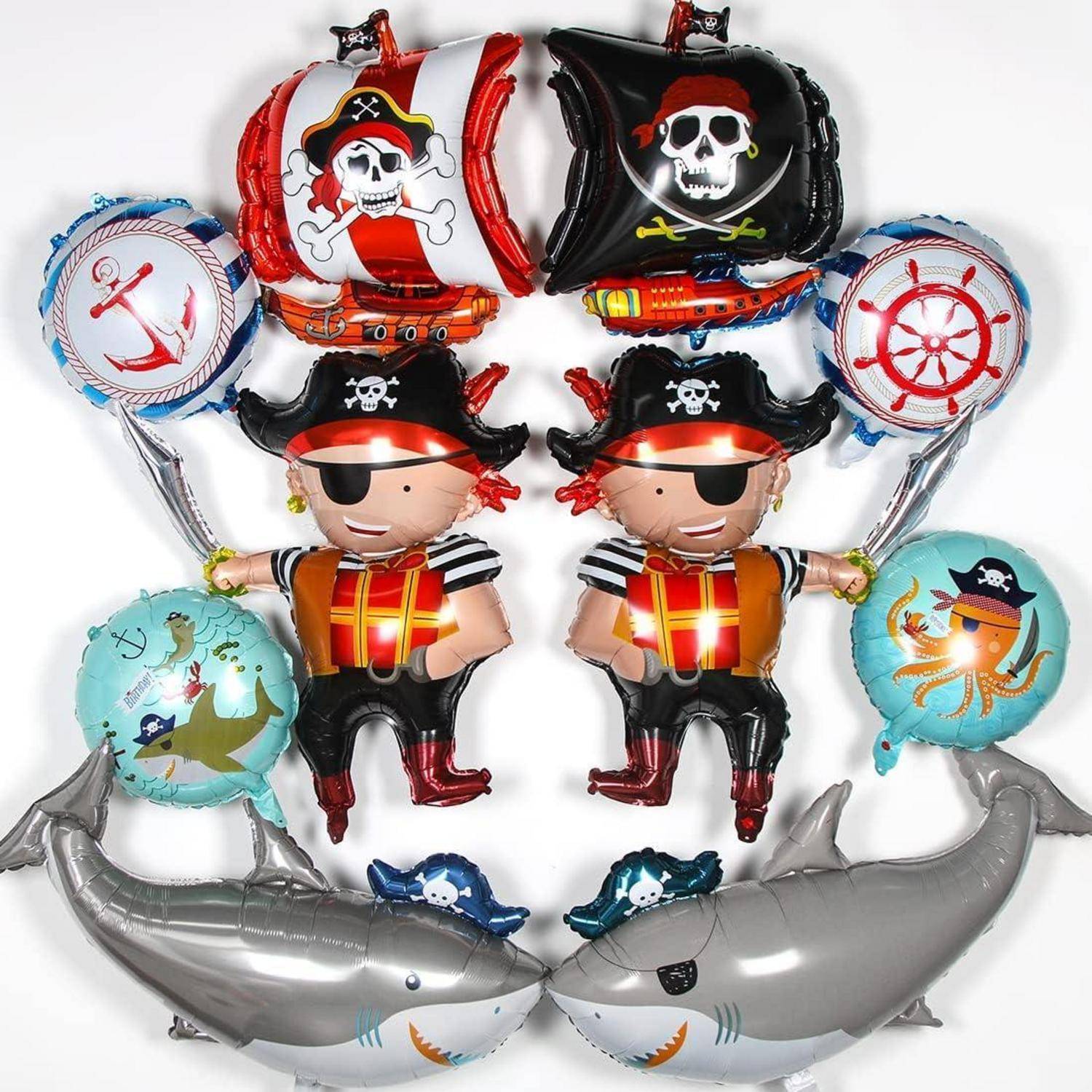 Piraten-Luftballons-Set mit zwei Piratenfiguren, Schiffsballons mit Totenkopf und gekreuzten Knochen, Anker- und Krebsdesigns sowie zwei grauen Haiballons.