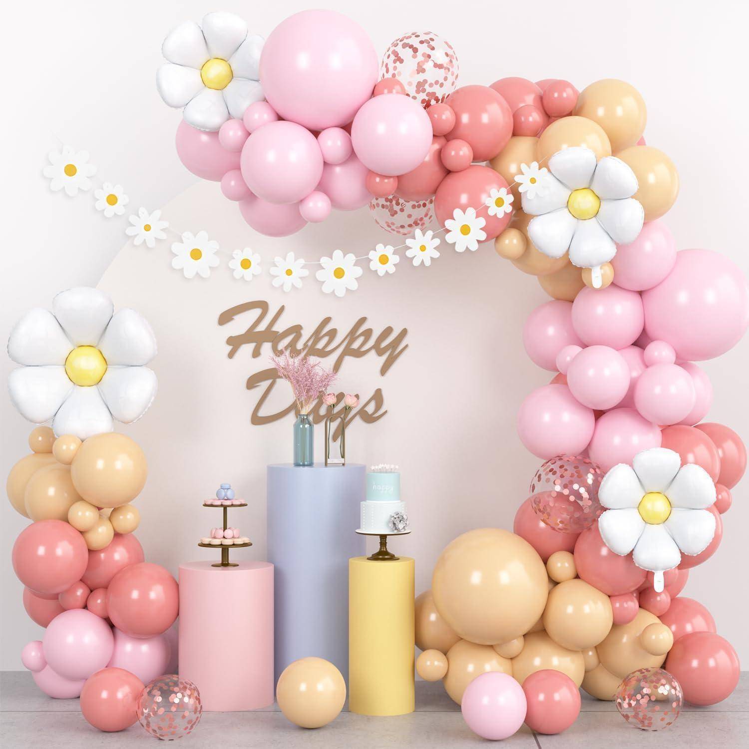 Luftballonbogen in Pastellfarben mit Gänseblümchen rahmt die Worte 