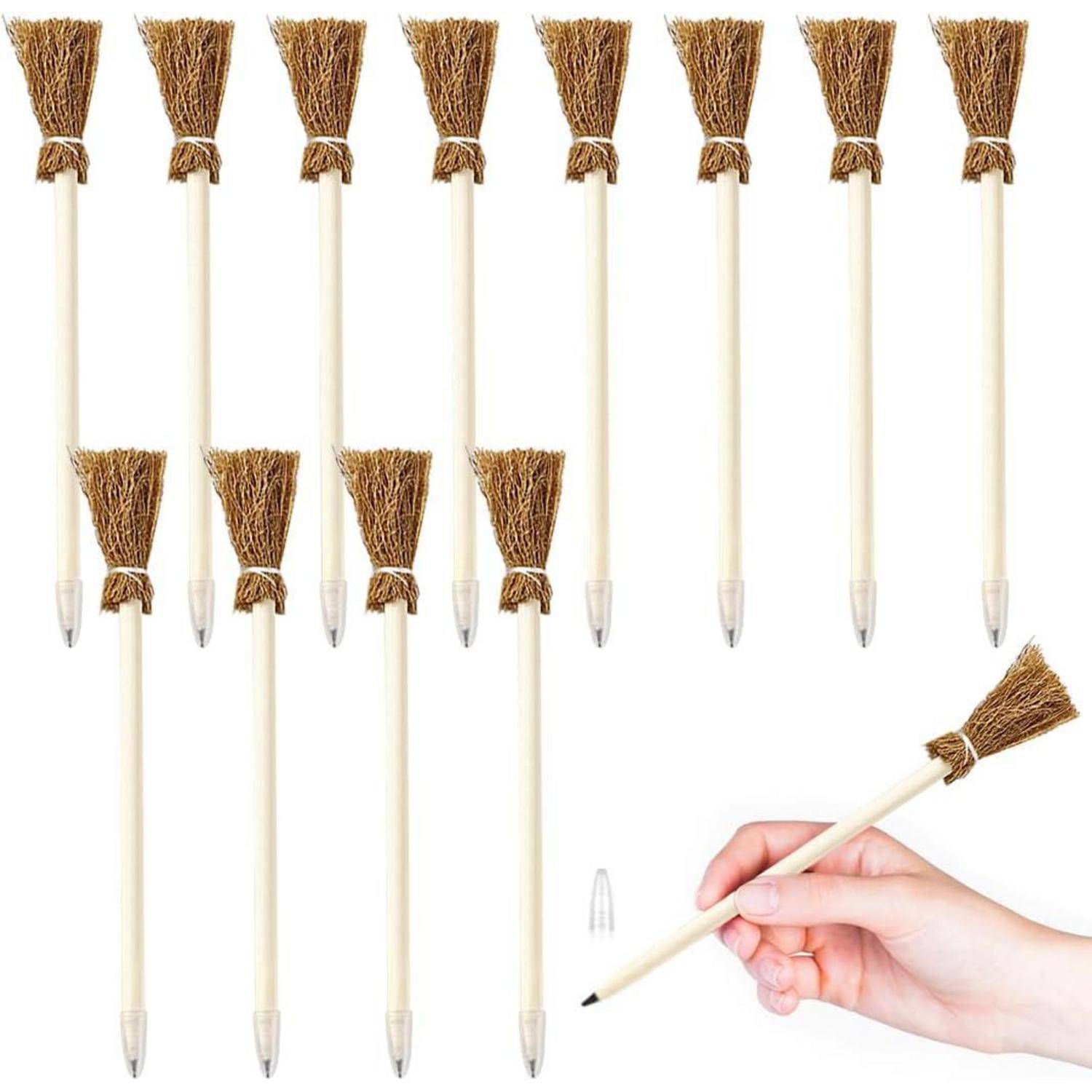 Zwölf Novelty-Besen-Stifte mit braunen Borsten und durchsichtigen Kappen, präsentiert mit einer Hand, die einen Stift hält.