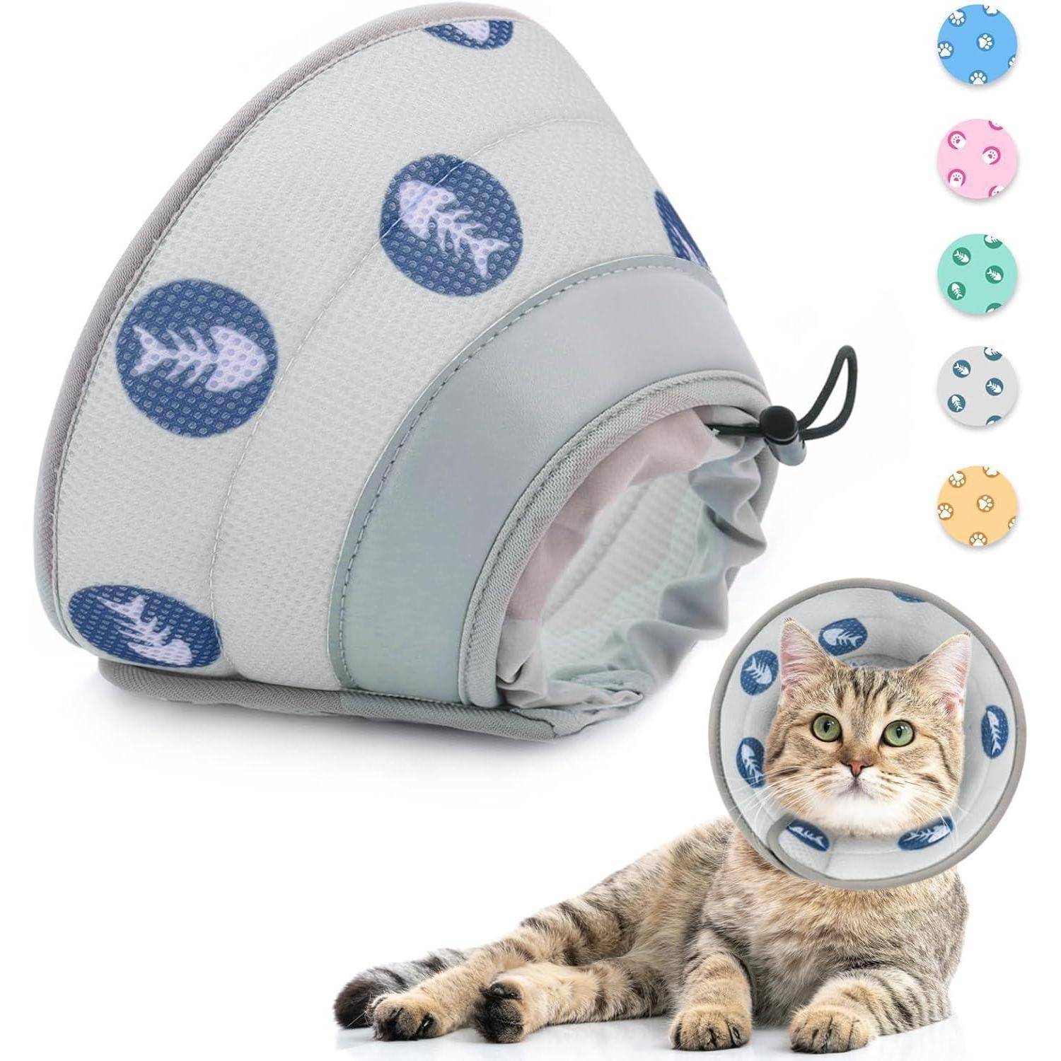 Eine Katze, die einen weichen, verstellbaren Schutzkragen mit Fischmuster trägt. Der Kragen ist kegelförmig und in verschiedenen Farben erhältlich.