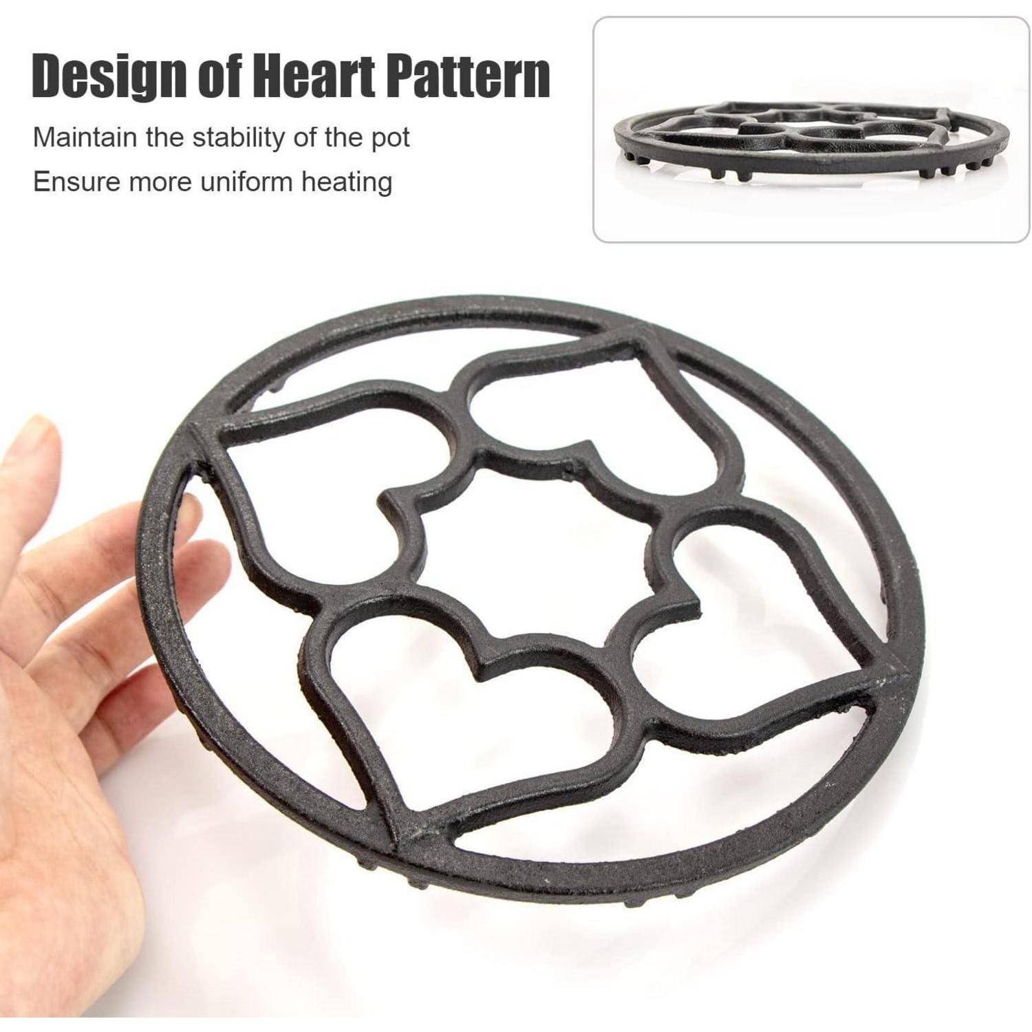 Design of Heart Pattern' Untersetzer in der Hand gezeigt. Text lautet: 'Stabilität des Topfes aufrechterhalten. Gleichmäßigere Erwärmung sicherstellen.