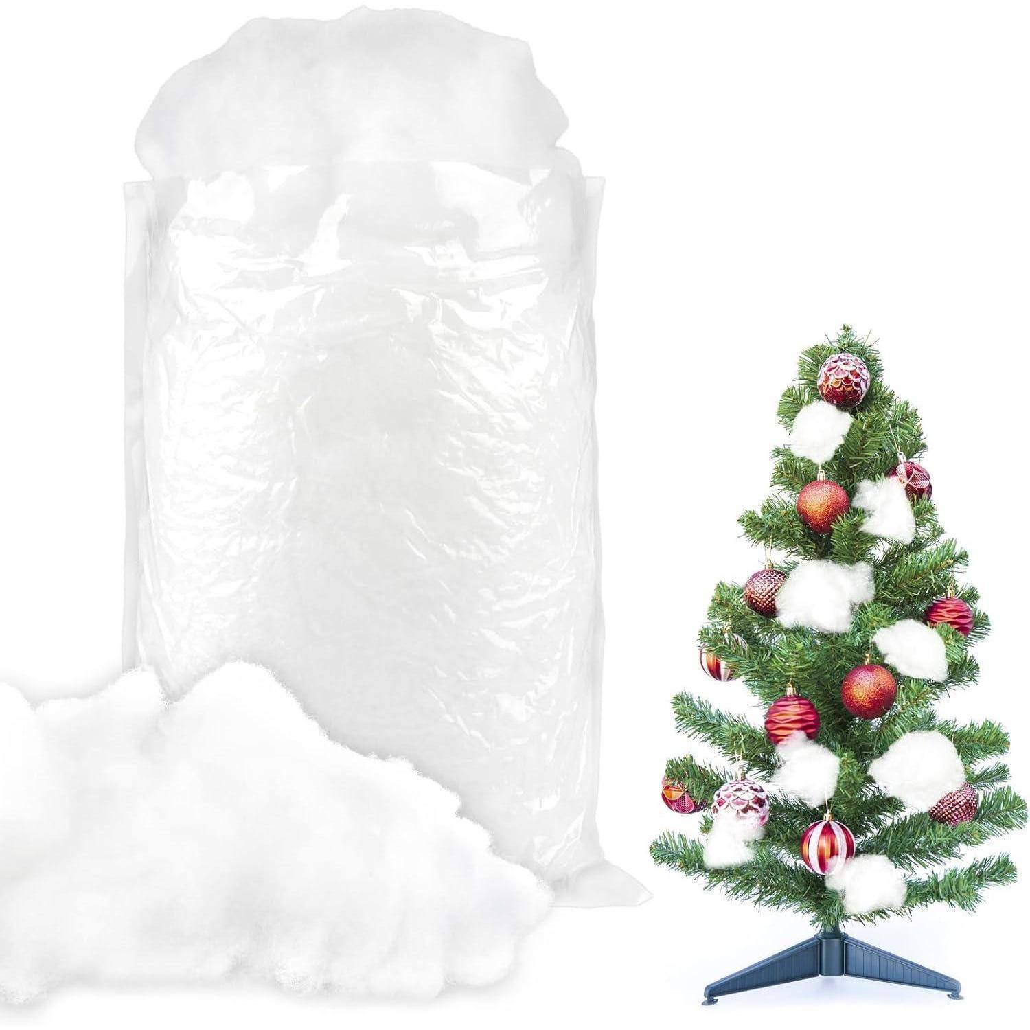 Beutel mit künstlichem Schnee neben einem geschmückten Weihnachtsbaum mit roten und weißen Weihnachtskugeln, der zeigt, wie der Schnee zur Dekoration verwendet werden kann.