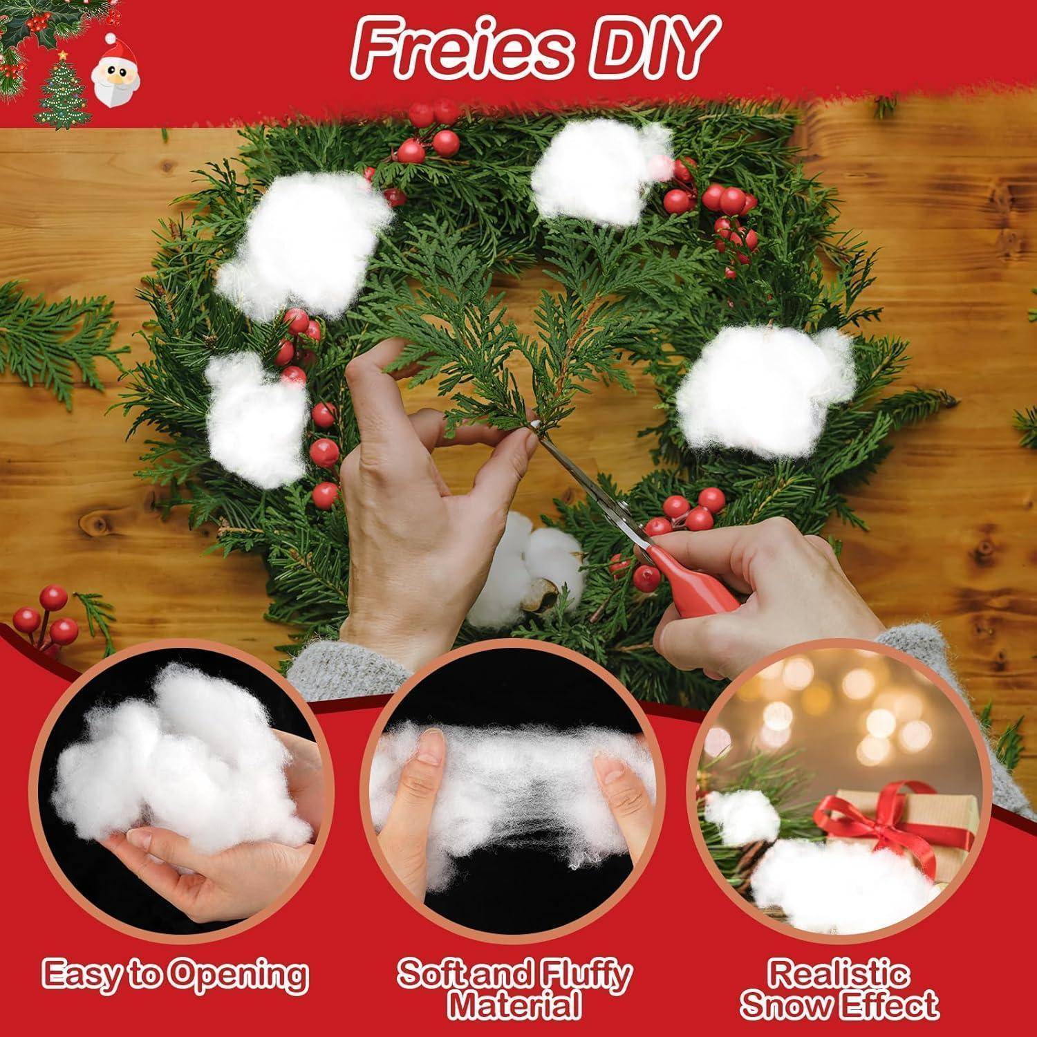 Eine Person, die einen Weihnachtskranz herstellt und flauschiges weißes Material platziert, das Schnee ähnelt. Text hebt hervor: 'Leicht zu Öffnen', 'Weiches und flauschiges Material', 'Realistischer Schneeeffekt'.