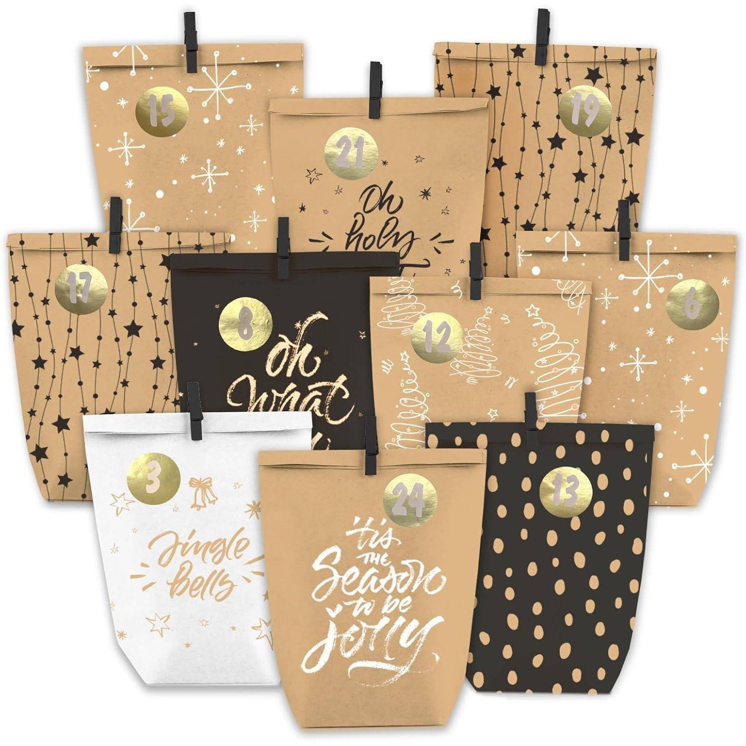 Festliche Papiertüten in Reihen angeordnet, von 1 bis 12 nummeriert. Jede Tüte hat ein einzigartiges Design mit weihnachtlichen Motiven, wie Sterne und festliche Zitate.