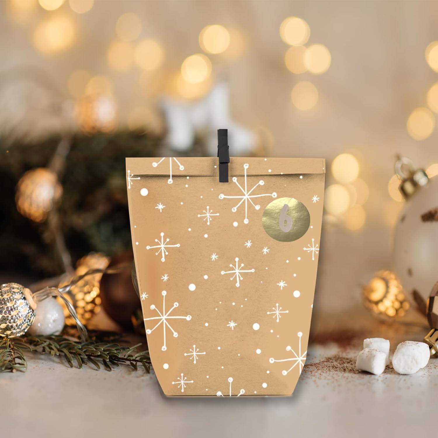 Eine festliche Papiertüte mit weißen Schneeflockenmustern und einem goldenen Siegel liegt auf einem Tisch, umgeben von Weihnachtsdekorationen und Lichtern.