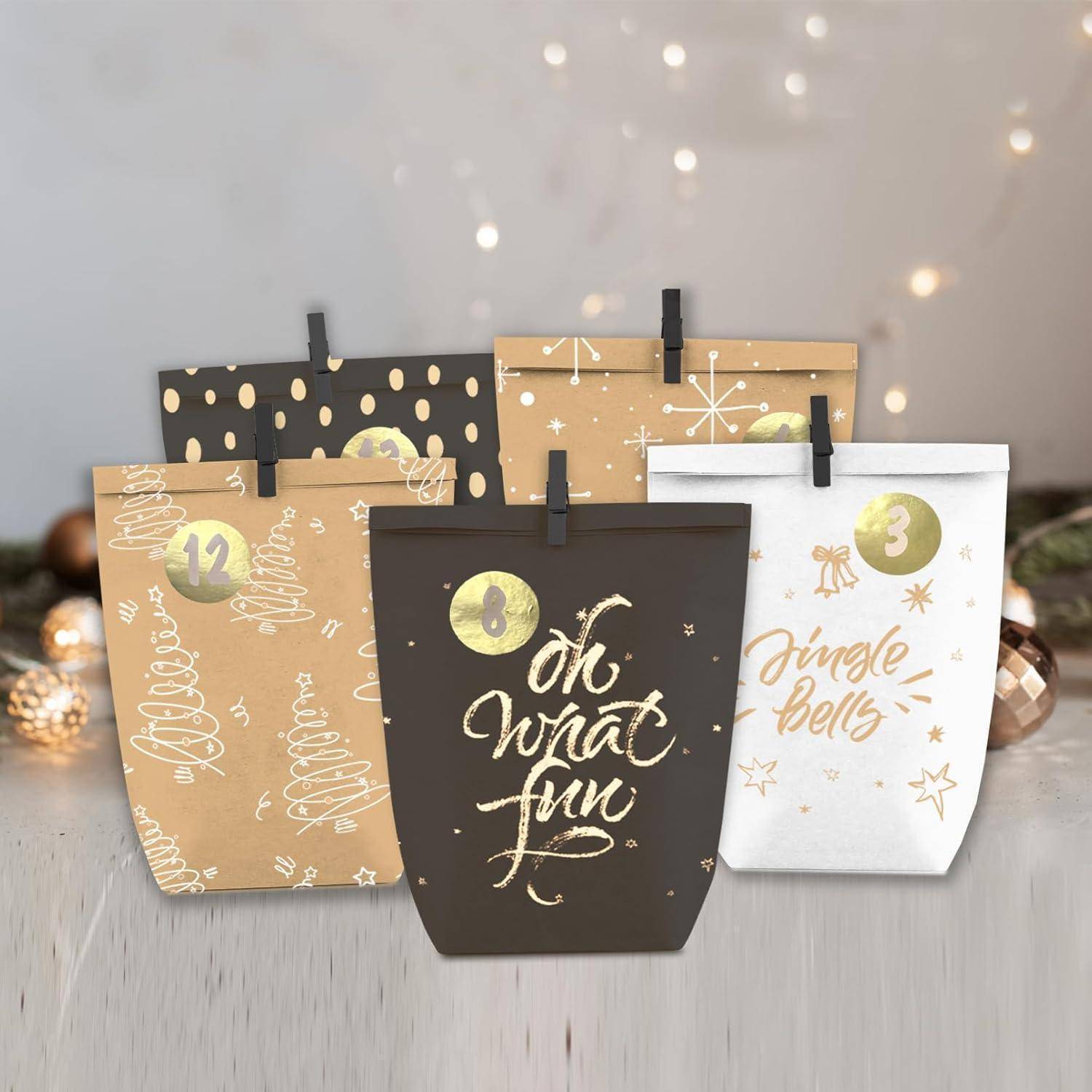 Drei dekorative Geschenktaschen sind mit Klammern befestigt und mit den Zahlen 8, 12 und 3 gekennzeichnet. Die Taschen sind mit festlichen Mustern und Feiertagsphrasen verziert.