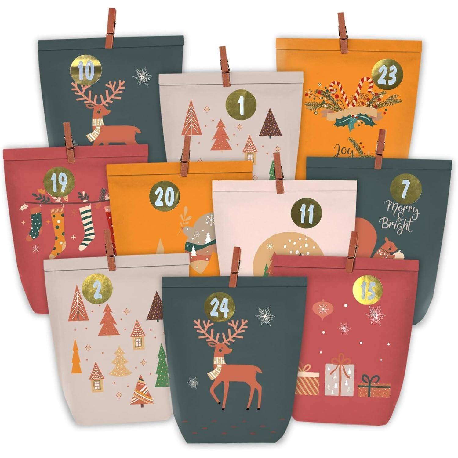 Adventskalender mit nummerierten festlichen Beuteln mit Rentieren, Bäumen und Geschenken in den Farben Rot, Grün, Orange und Creme.