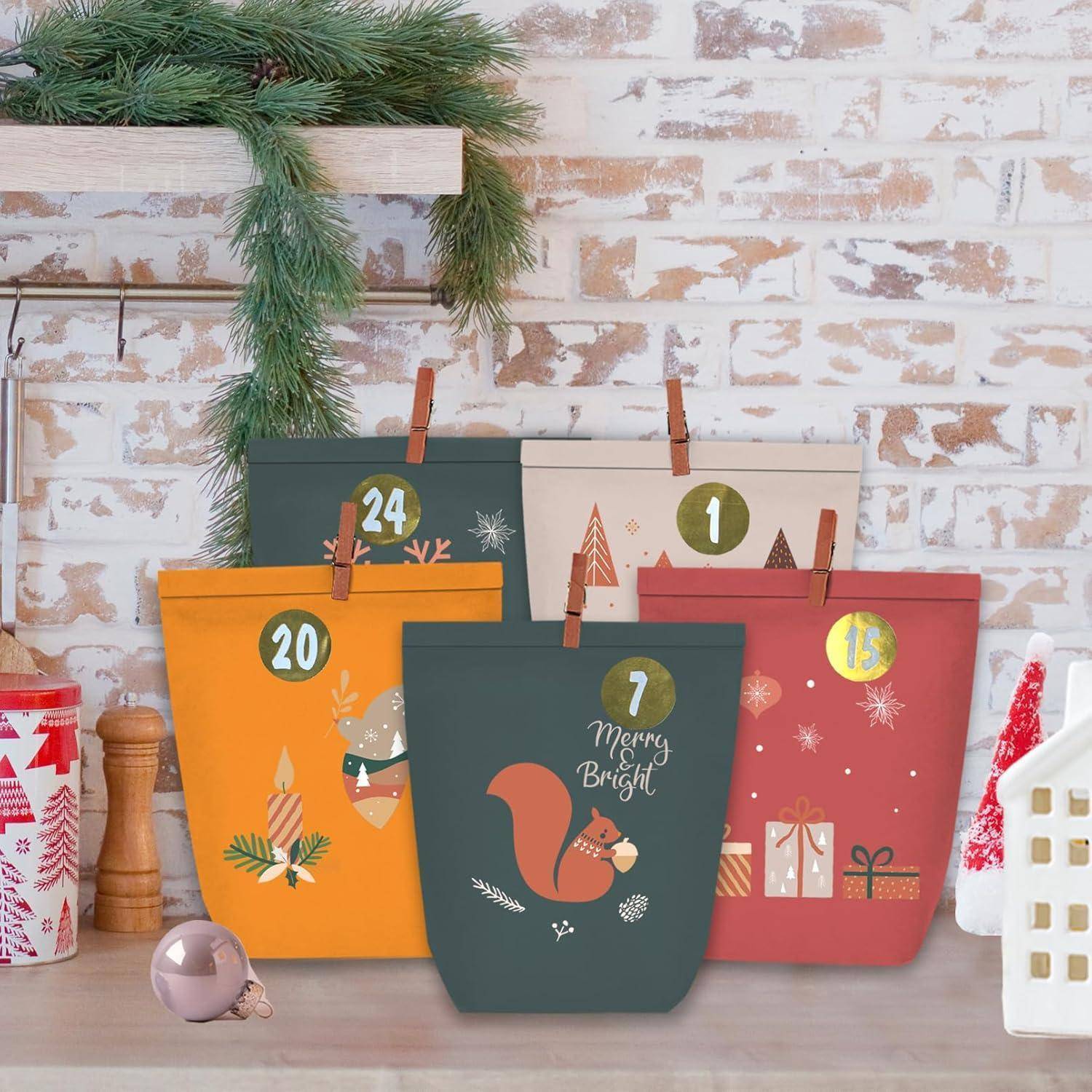 Eine festliche Szene mit Adventskalender-Geschenktüten, nummeriert mit 1, 7, 15, 20 und 24, die auf einem Regal stehen. Eine Girlande und dekorative Gegenstände unterstreichen das Weihnachtsthema.