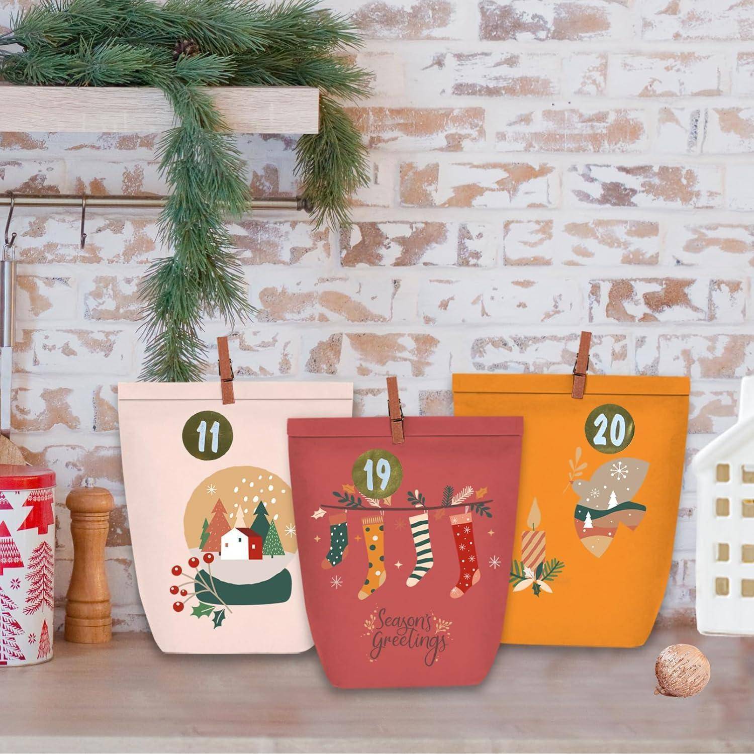 Weihnachtlich gestaltetes Regal mit drei dekorativen Säckchen, die mit '11', '19' und '20' gekennzeichnet sind und festliche Motive wie Häuser und Strümpfe zeigen.
