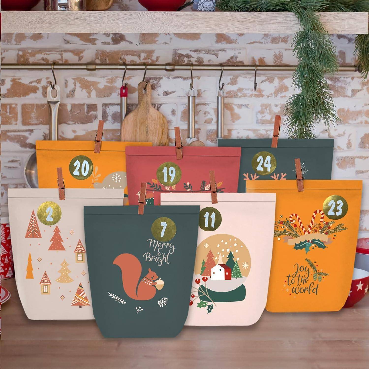 Adventskalender mit farbenfrohen Tüten, nummeriert mit 7, 11, 19, 20, 23 und 24. Die Designs umfassen weihnachtliche Motive wie Bäume und Rentiere.