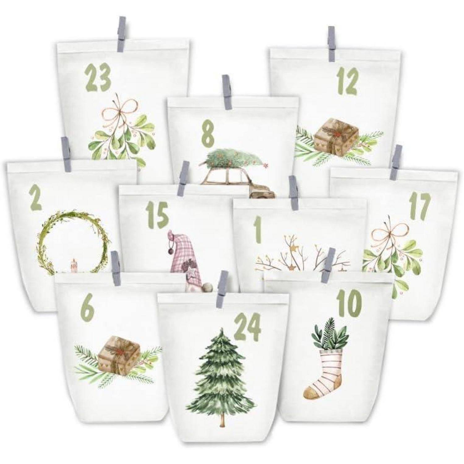 Weiße Beutel mit Nummern von 1-24, die mit weihnachtlichen Illustrationen wie Bäumen und Geschenken versehen sind, in einer festlichen Kalenderanordnung angeordnet.