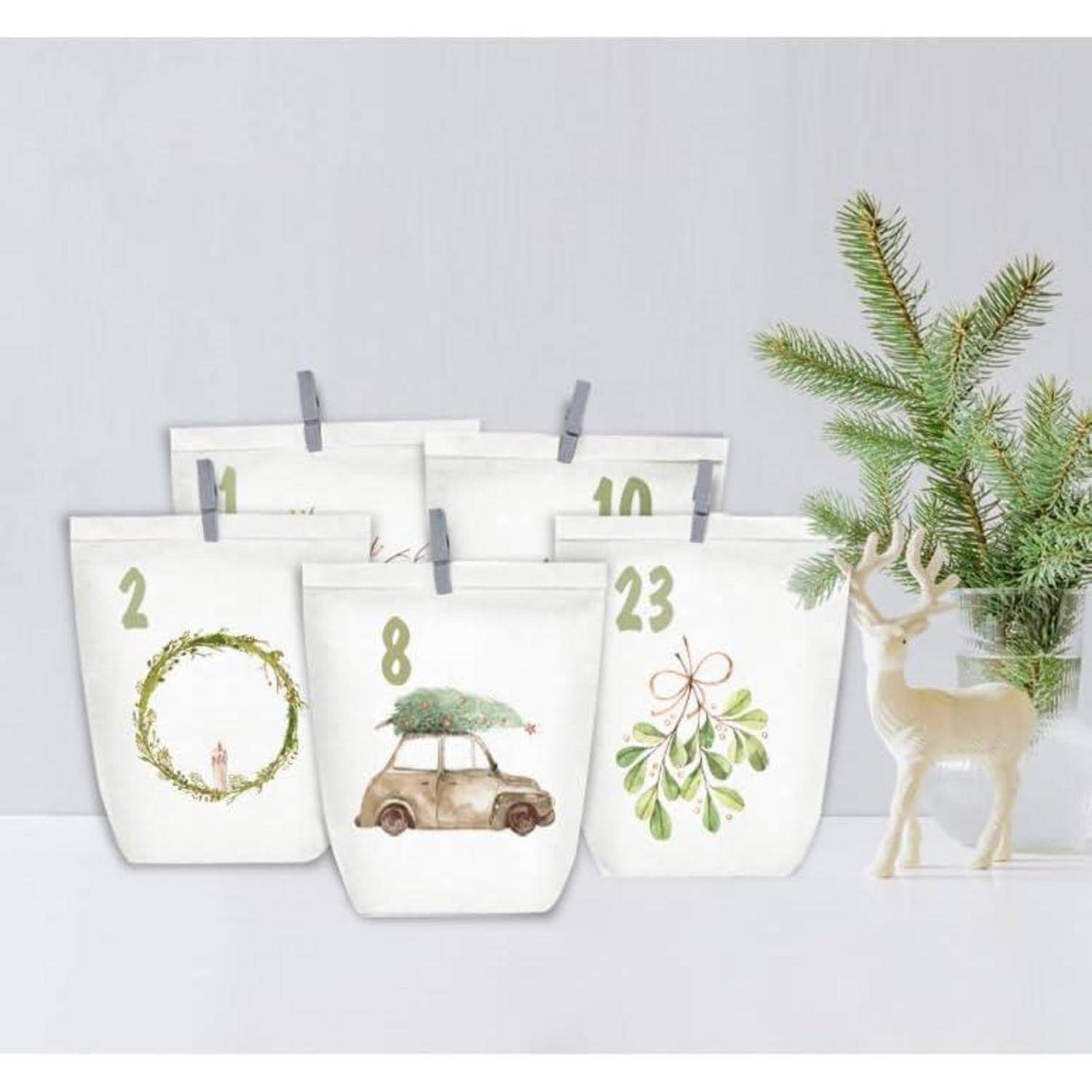 Adventskalendertüten mit den Nummern 2, 8, 10 und 23, verziert mit festlichen Motiven wie einem Auto mit einem Baum, Mistelzweig und Kränzen; ein kleiner Baum und eine Rentier-Figur sind in der Nähe platziert.