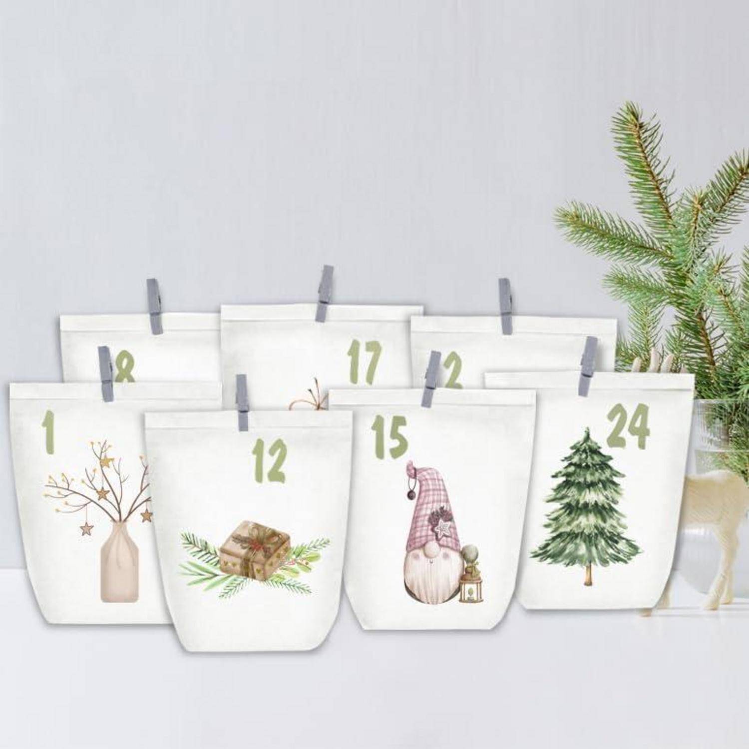 Adventskalender-Tüten mit Nummern von 1 bis 24 mit weihnachtlich gestalteten Motiven. Ein kleiner Tannenbaum steht in der Nähe und verleiht der Szene eine festliche Atmosphäre.