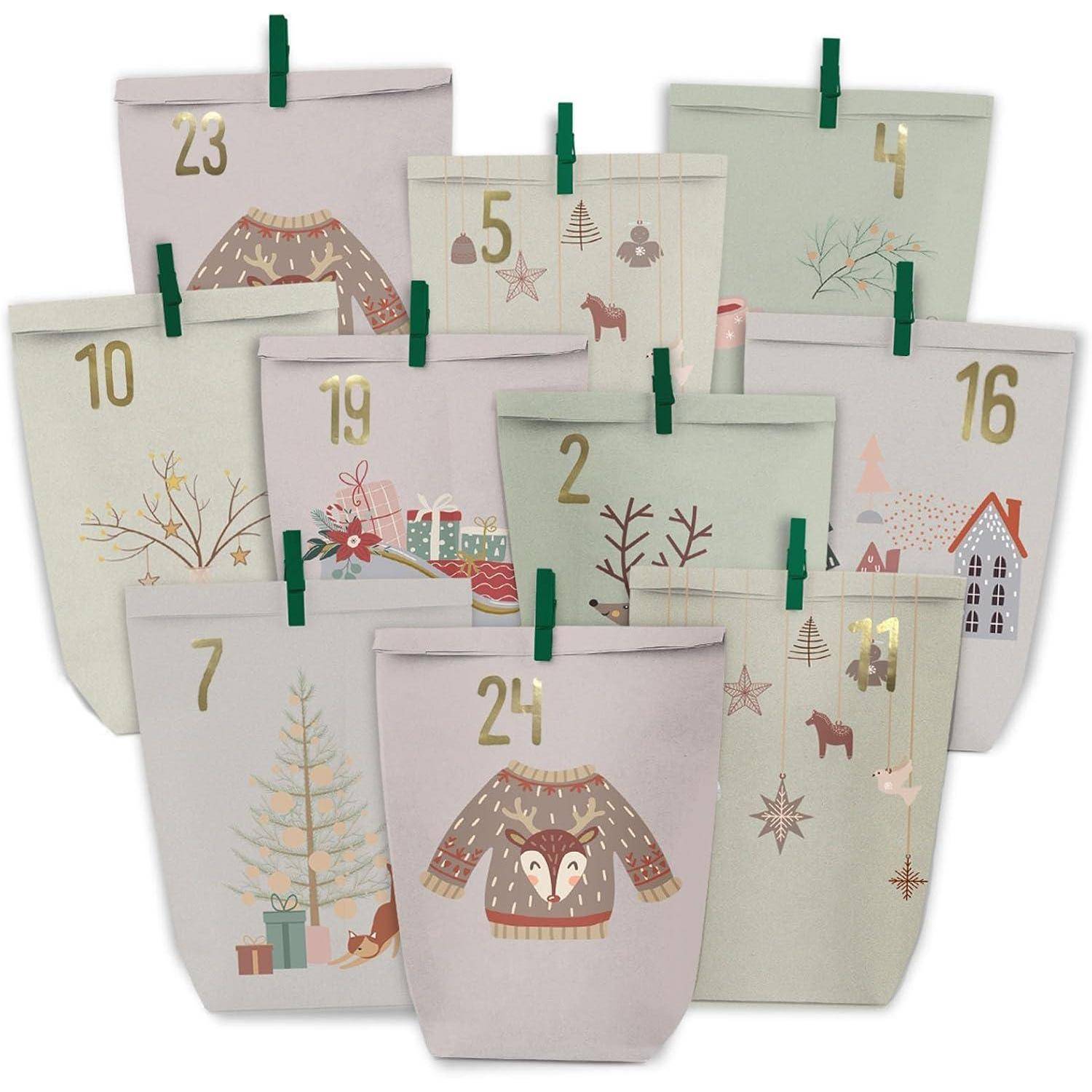 Adventskalender mit dekorativen Tüten, von 1 bis 24 nummeriert, mit winterlichen Motiven wie Pullover, Bäume und Geschenke.