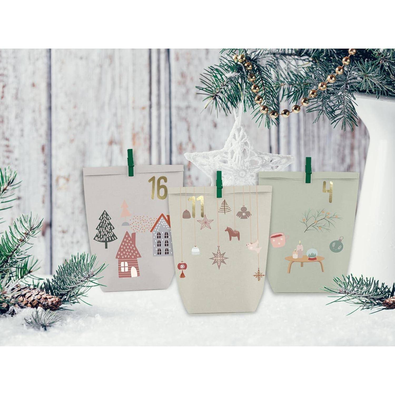Drei Umschläge auf einer verschneiten Oberfläche, nummeriert mit 16, 17 und 18, zeigen festliche Winter- und Weihnachtsillustrationen unter Baumzweigen.