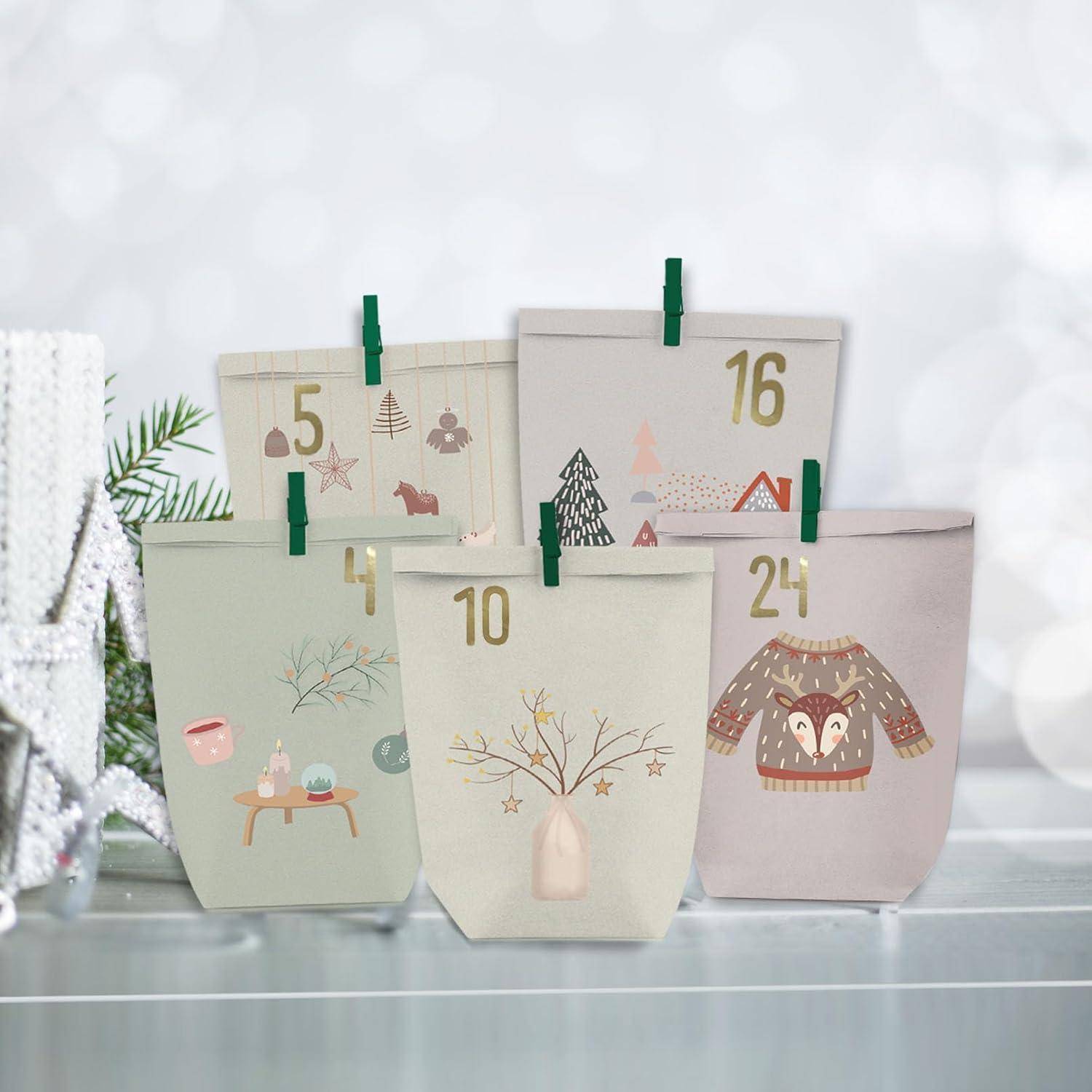 Ein Set von vier dekorativen Tüten mit Clips, die verschiedene festliche Designs wie Bäume und Tiere aufweisen, nummeriert 5, 10, 16 und 24.