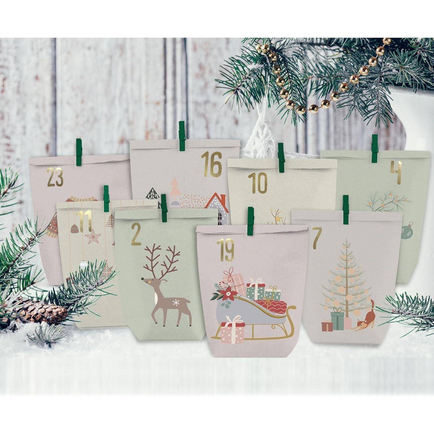 Adventskalender mit weihnachtlich thematisierten Illustrationen auf Geschenktüten, von 1 bis 24 nummeriert, vor einem winterlichen Hintergrund mit Tannenzweigen.