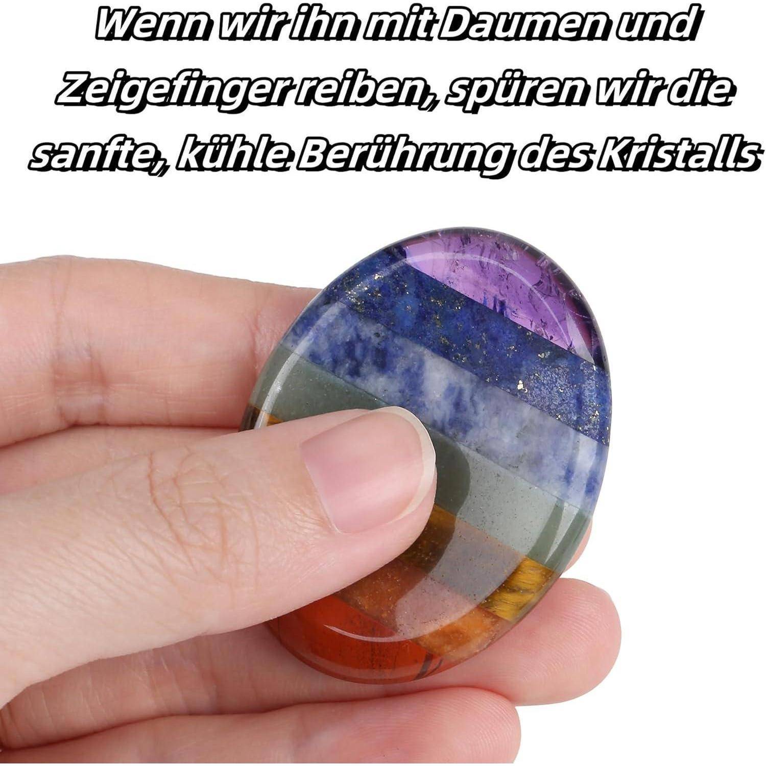 Eine Hand hält einen mehrfarbigen, glatten Kristall mit Schichten in Lila, Blau, Grün, Gelb und Orange. Der deutsche Text darüber beschreibt seine kühle Berührung.