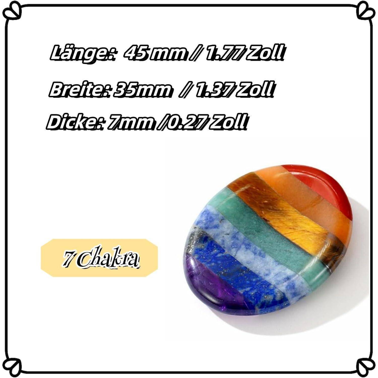 Ein mehrfarbiger, ovaler Stein mit der Bezeichnung '7 Chakra', mit folgenden Abmessungen: Länge 45 mm / 1,77 Zoll, Breite 35 mm / 1,37 Zoll, Dicke 7 mm / 0,27 Zoll.