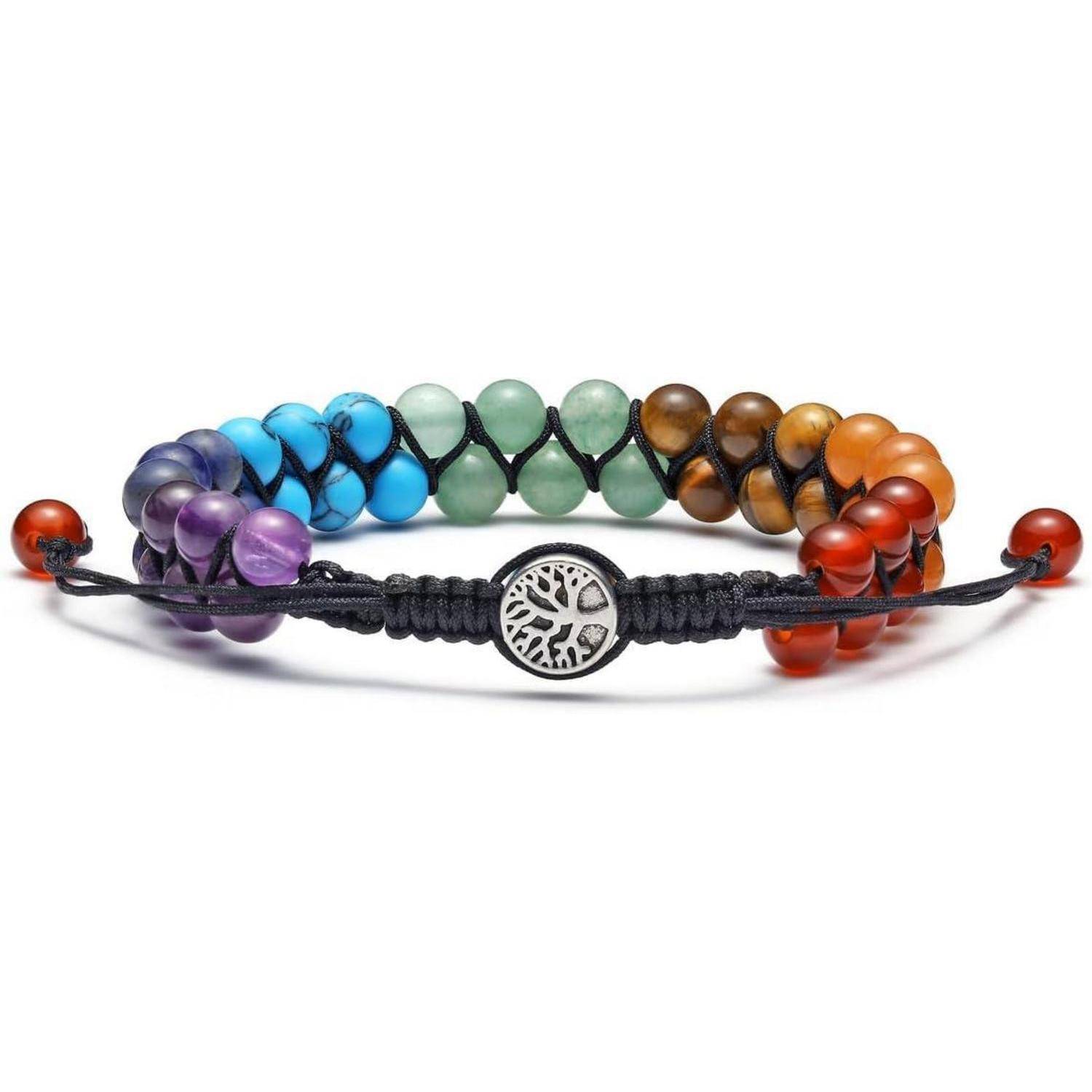 Ein mehrfarbiges Perlenarmband mit einem silbernen Baum-des-Lebens-Anhänger, der die sieben Chakren repräsentiert, angeordnet von roten bis violetten Perlen.