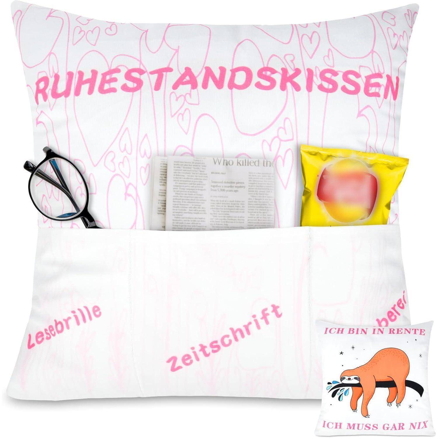Ein Kissen mit Taschen, beschriftet mit 'Lesebrille' und 'Zeitschrift', das eine Brille, eine Zeitung und einen Snack enthält. Text lautet 'Ruhestandskissen'.