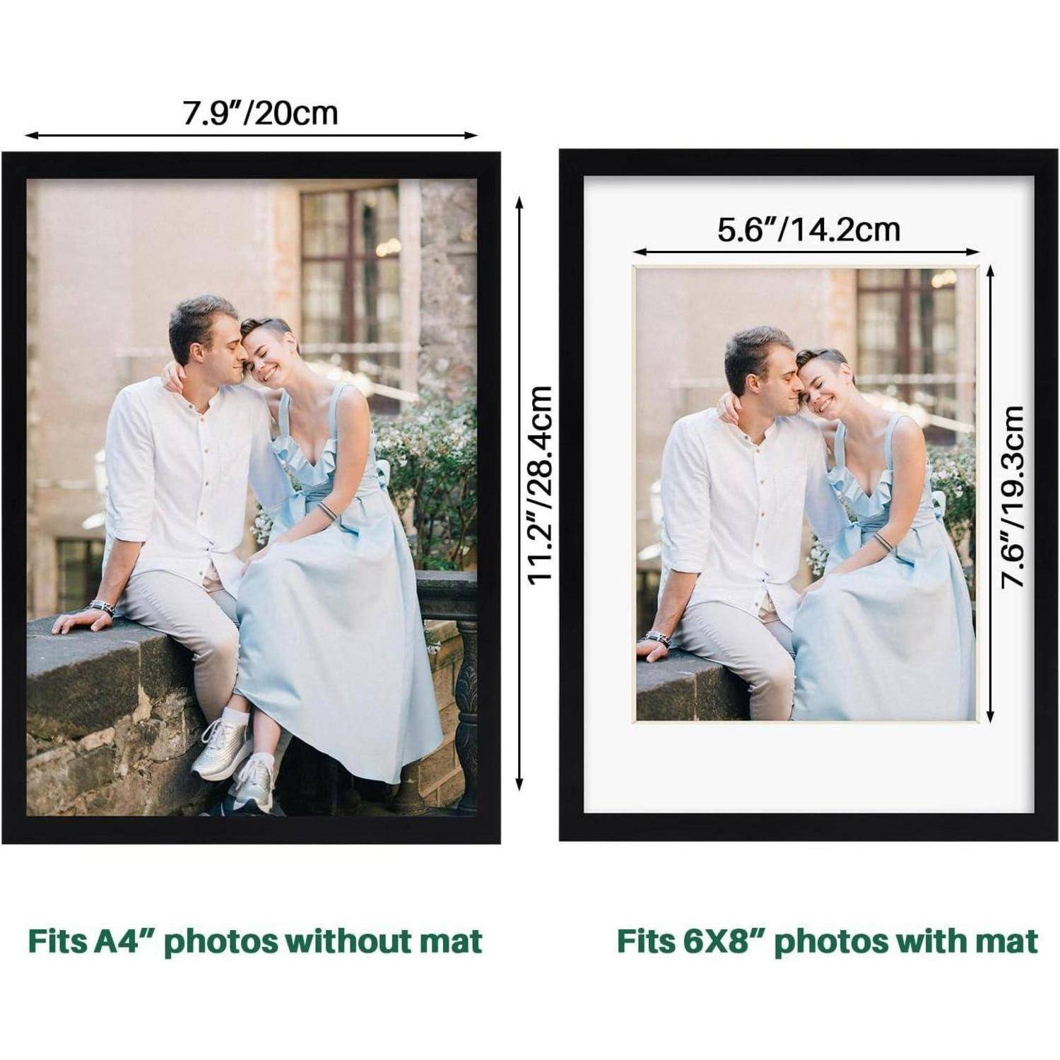 Zwei Rahmen zeigen ein Paar, das sich liebevoll auf einer Fensterbank sitzt. Ein Rahmen ist für A4-Fotos ohne Passepartout geeignet, der andere für 6x8-Fotos mit Passepartout.