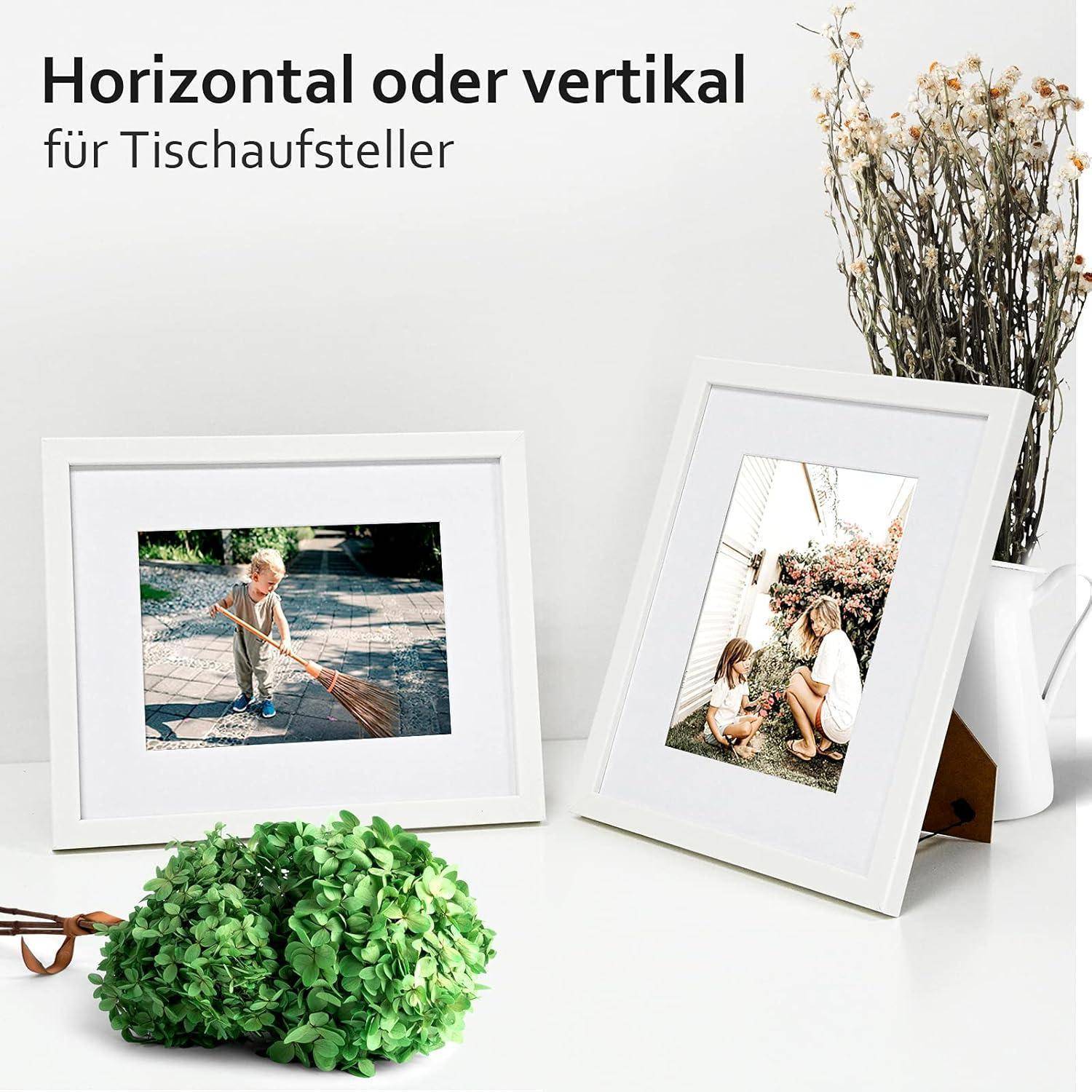 Zwei Tischfotorahmen, einer horizontal mit einem Kind beim Fegen, der andere vertikal mit zwei Kindern in der Nähe eines Busches. Text lautet: 