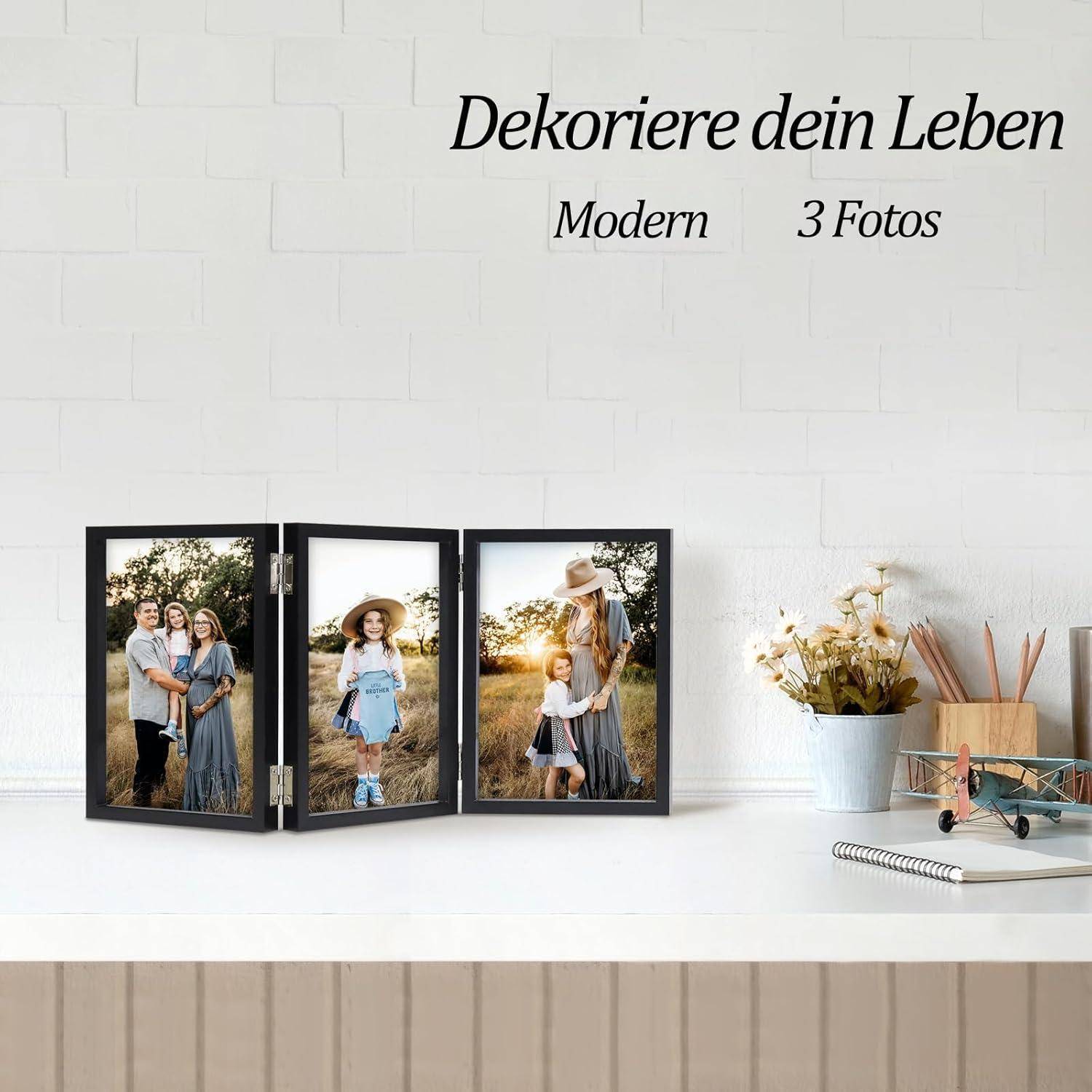 Ein Fotorahmen mit drei Familienfotos und dem Zitat ‚Dekoriere dein Leben' schmückt ein Regal.