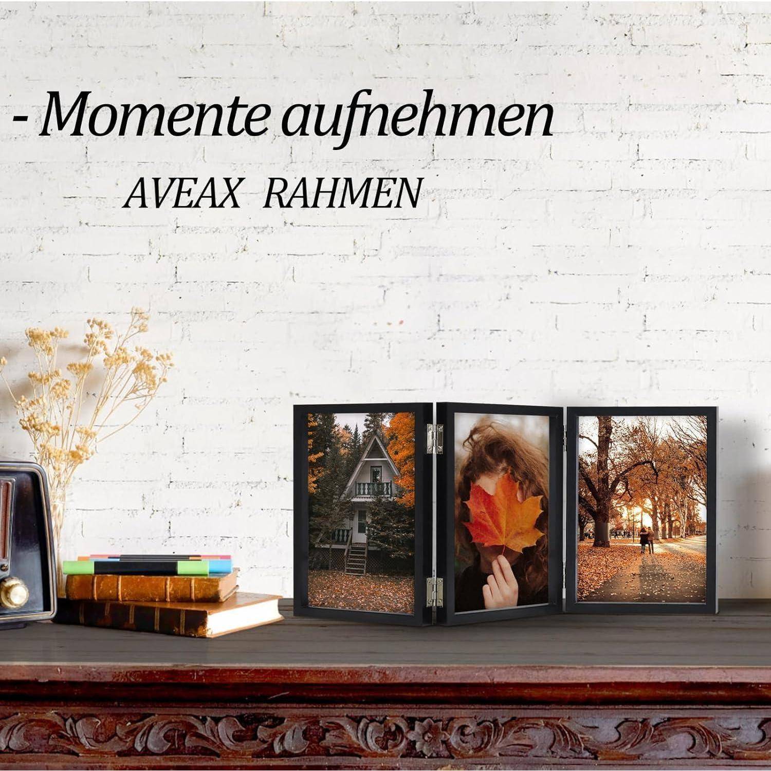 Ein Holzregal präsentiert gerahmte herbstliche Fotos und Bücher vor einer weißen Ziegelwand. Der Text darüber liest 'Momente aufnehmen'.