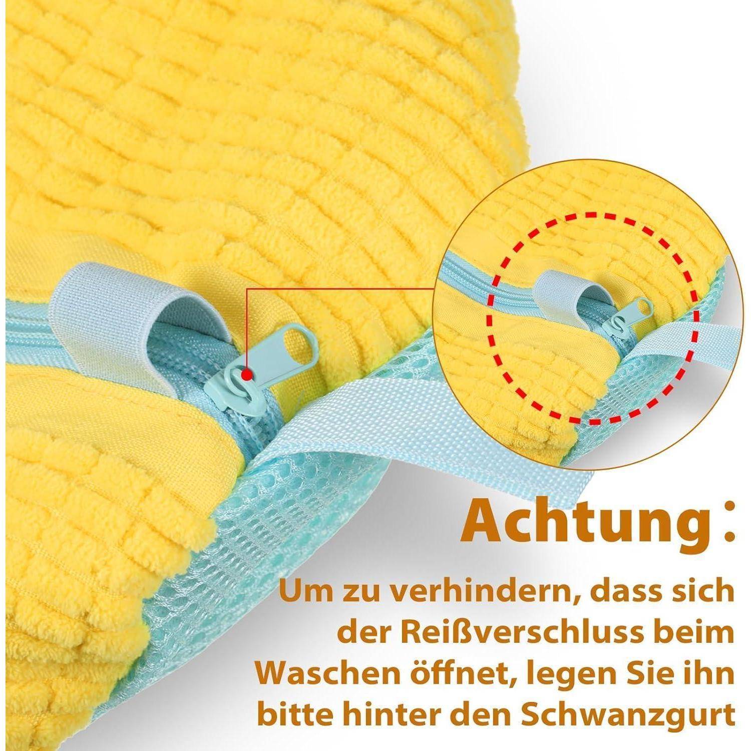 Reißverschluss eines gelben Textilgegenstands mit einer markierten Nahaufnahme. Text auf Deutsch empfiehlt, den Reißverschluss beim Waschen hinter den Träger zu stecken.