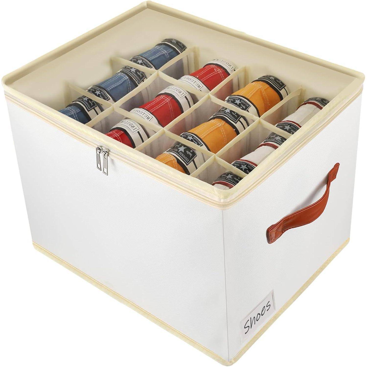 Eine Stoffaufbewahrungsbox mit neun Fächern, in denen jeweils ein aufgerolltes Paar Schuhe in verschiedenen Farben liegt. Die Box verfügt über einen seitlichen Griff und ein Etikett.