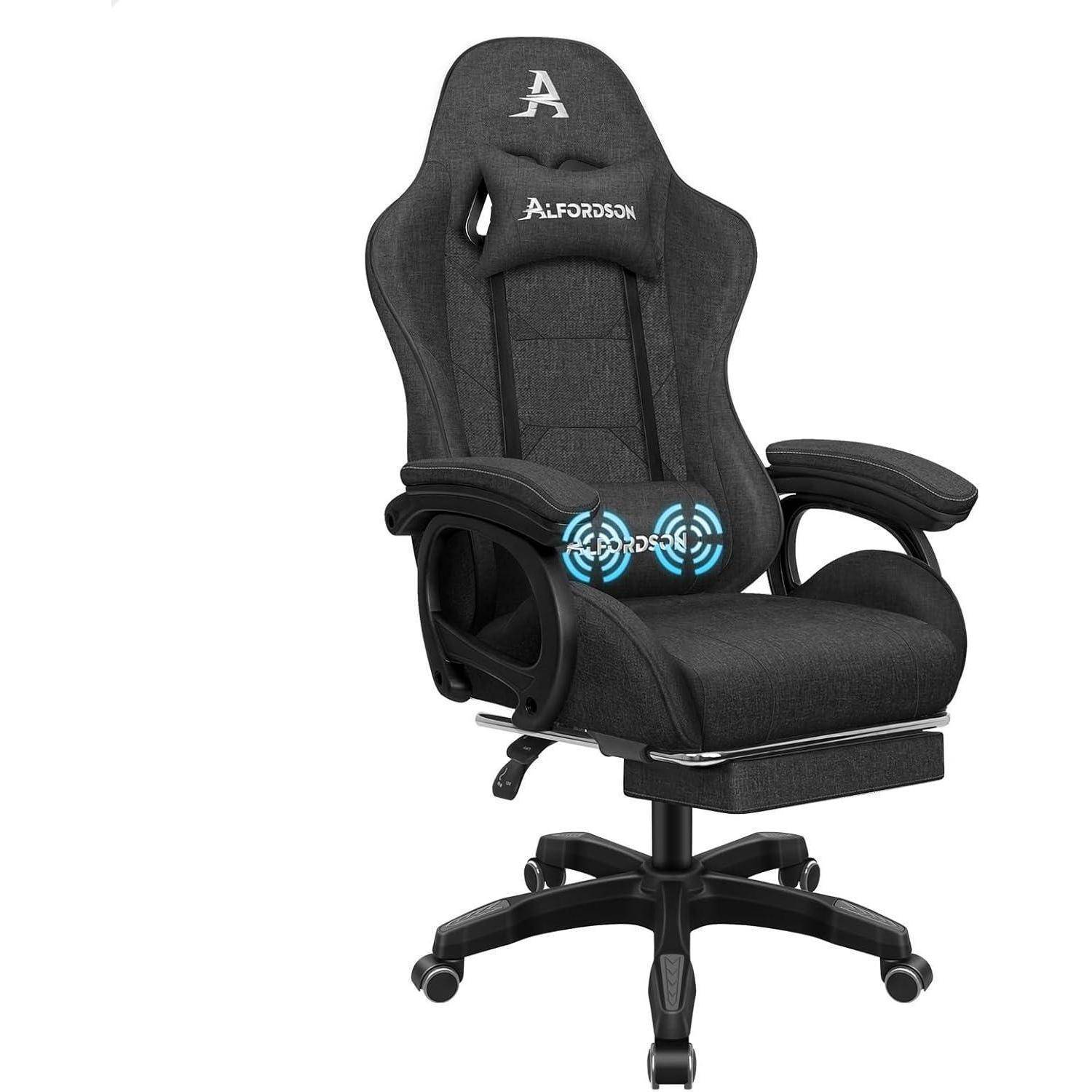 Ein schwarzer ergonomischer Gaming-Stuhl mit grauer Polsterung, ausgestattet mit Lendenwirbelstütze, höhenverstellbaren Armlehnen und integrierter Fußstütze.