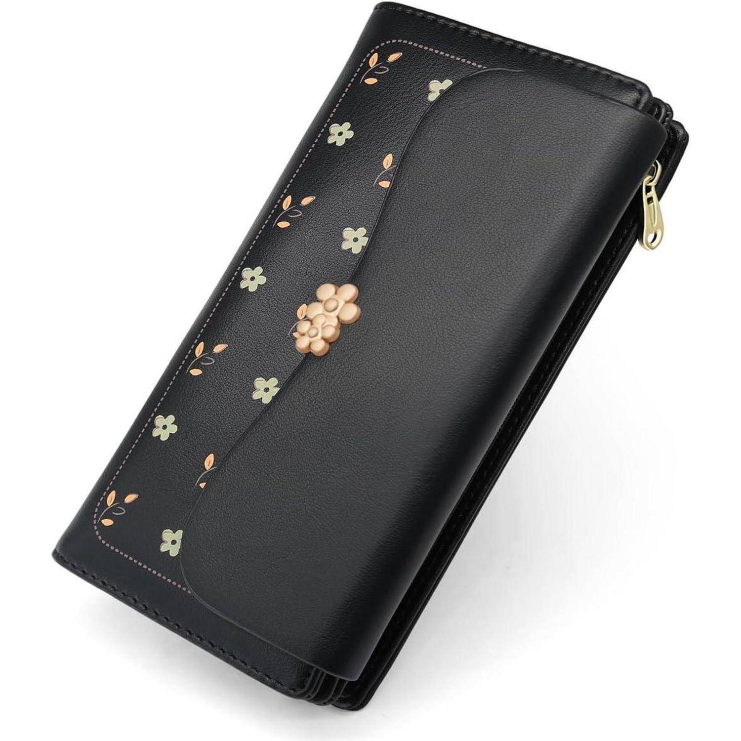 Ein schwarzes Portemonnaie mit einem Blumenmuster auf einer Seite, das kleine grüne und braune Blumen zeigt, und mit einem goldenen Reißverschluss am Rand.