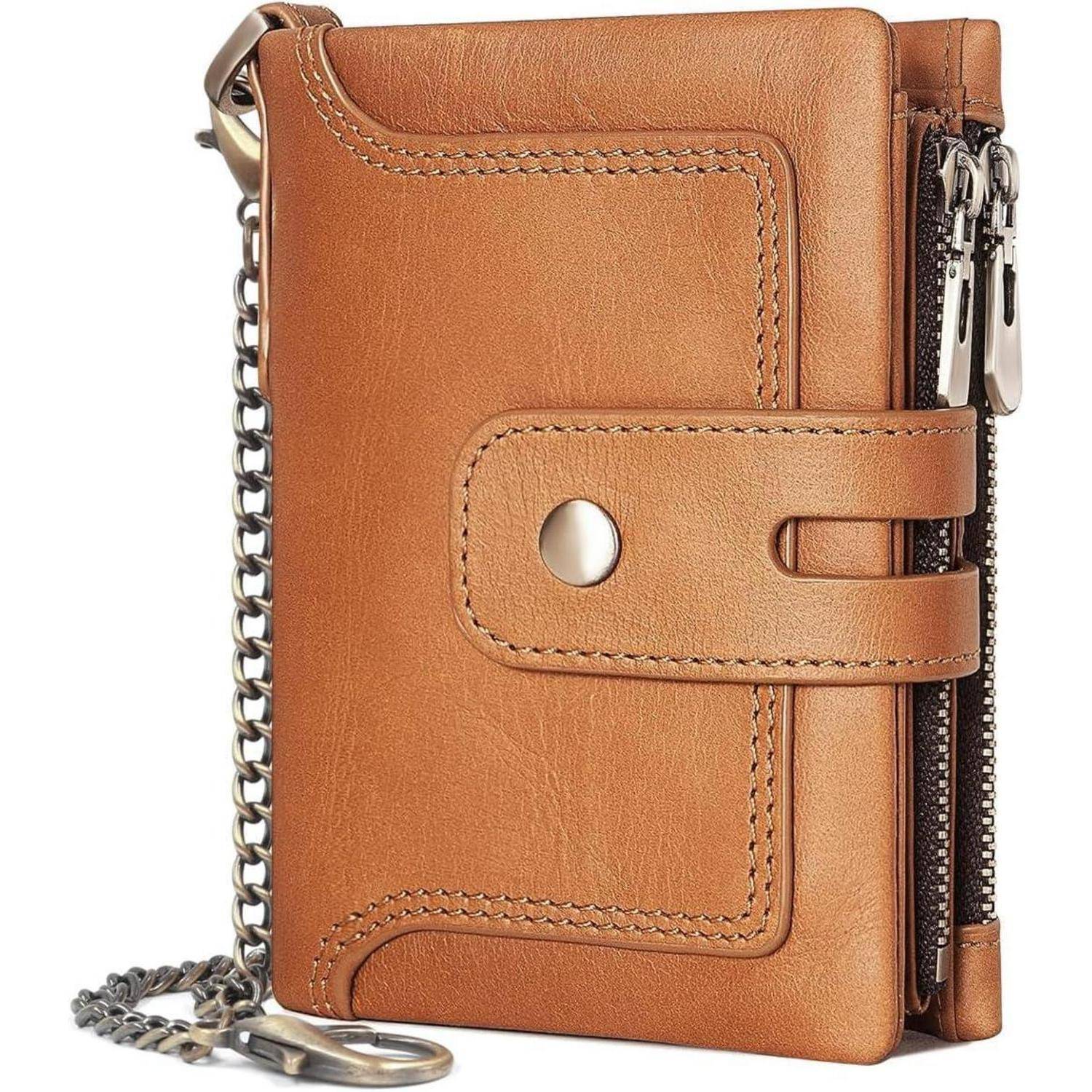 Eine braune Lederbrieftasche mit Druckknopfverschluss und Kettenanhänger, die mehrere Reißverschlüsse und ein elegantes Design aufweist.