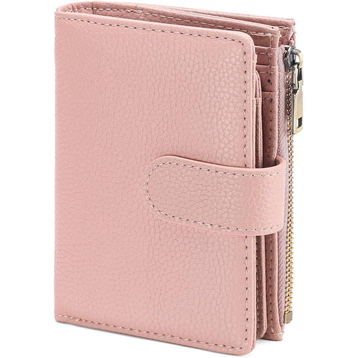 Eine rosa Lederbörse mit Druckknopfverschluss und seitlichem Reißverschluss, aufrecht stehend.