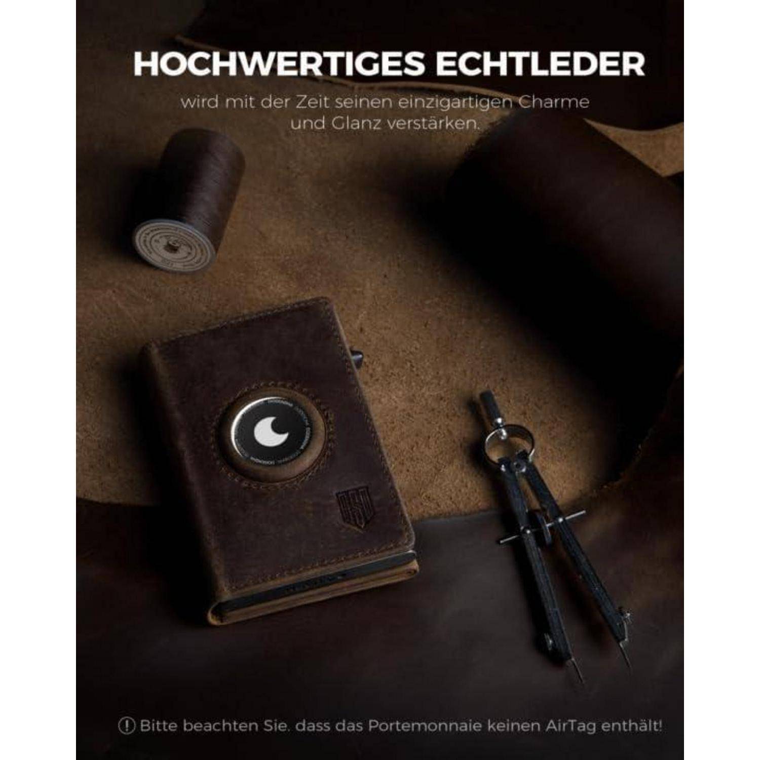 Eine hochwertige Echtleder-Geldbörse auf einer Lederoberfläche, umgeben von Nähutensilien und einem Kompass, die Qualität und Eleganz betonen.