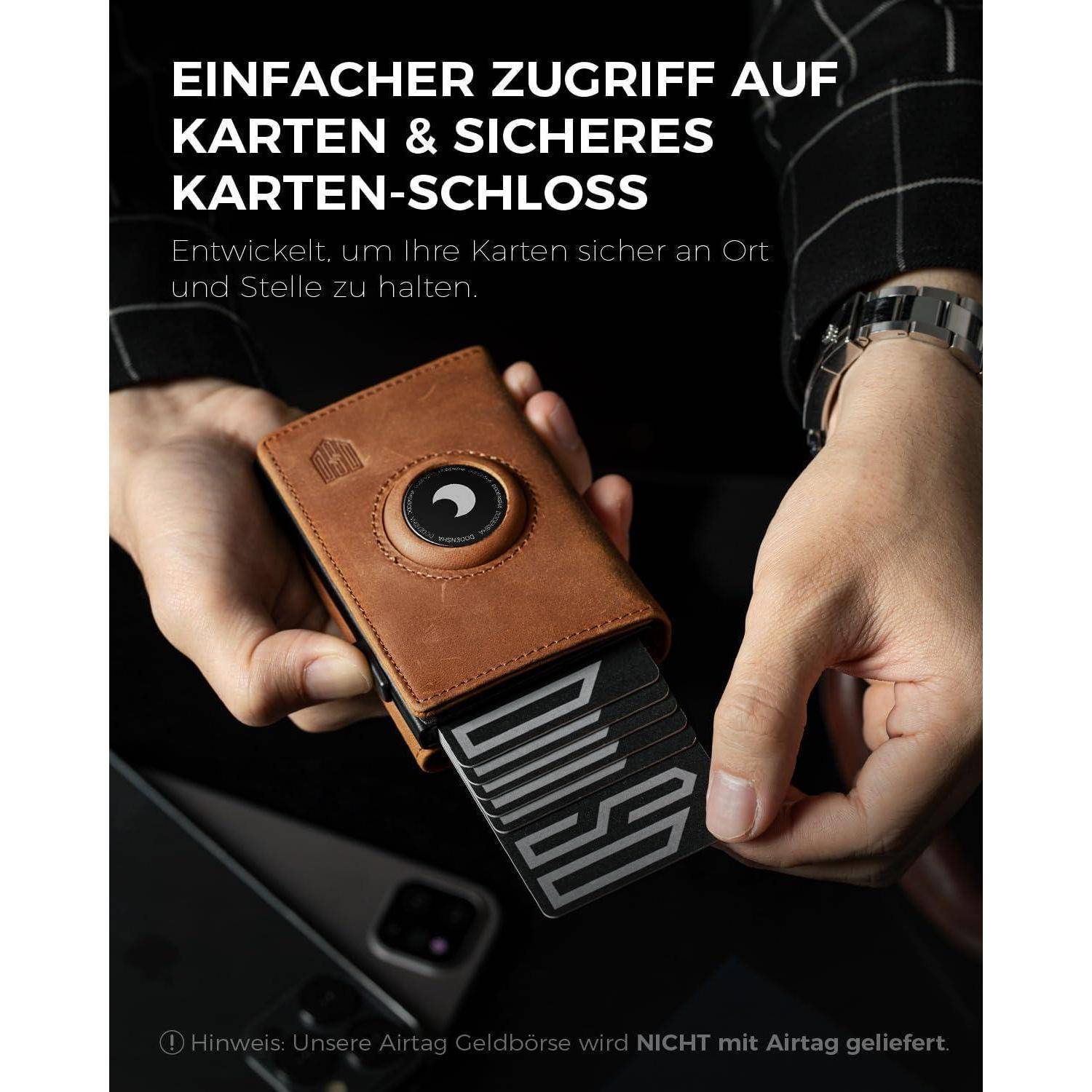 Eine Hand hält einen braunen Kartenhalter mit einem kreisförmigen Gerät darauf. Karten ragen teilweise aus dem Halter heraus. Deutscher Text beschreibt den sicheren Kartenzugang.