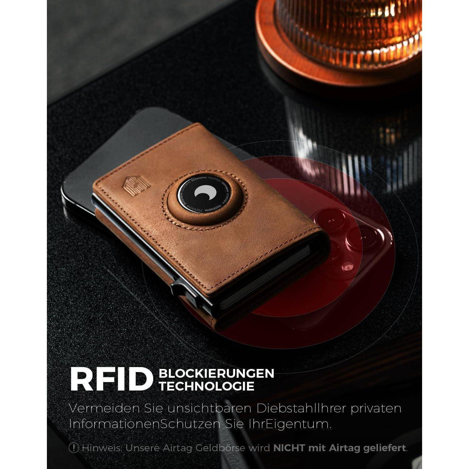 Eine braune Lederbrieftasche mit RFID-Blockierung, die auf einer schwarzen Oberfläche liegt, mit einem Text, der vor Diebstahl warnt und das Schutz von Bargeld mit der Brieftasche hervorhebt.