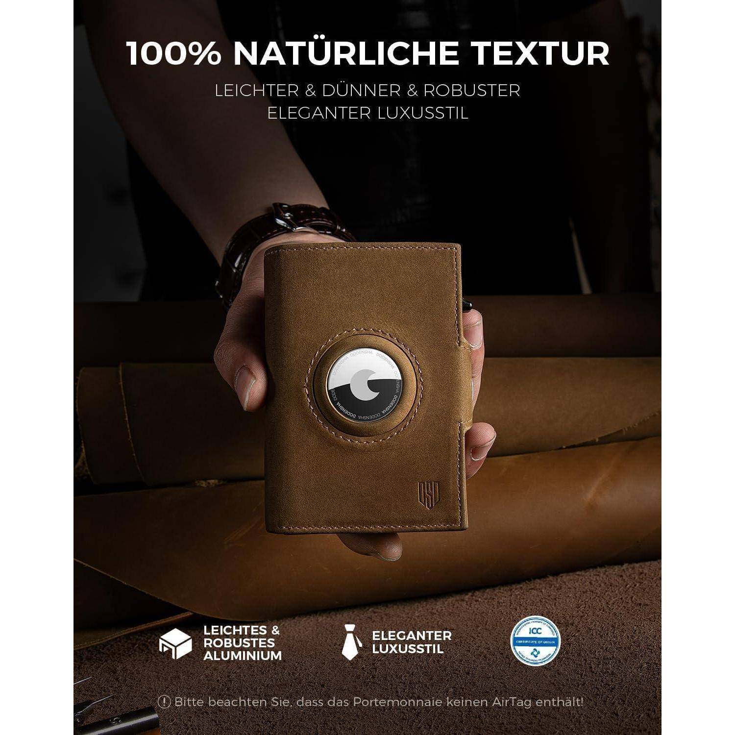 Eine Hand hält eine braune Lederbörse mit einem kreisförmigen Gerät eingebettet. Text liest sich '100% natürliche Textur', was seinen Luxusstil hervorhebt.