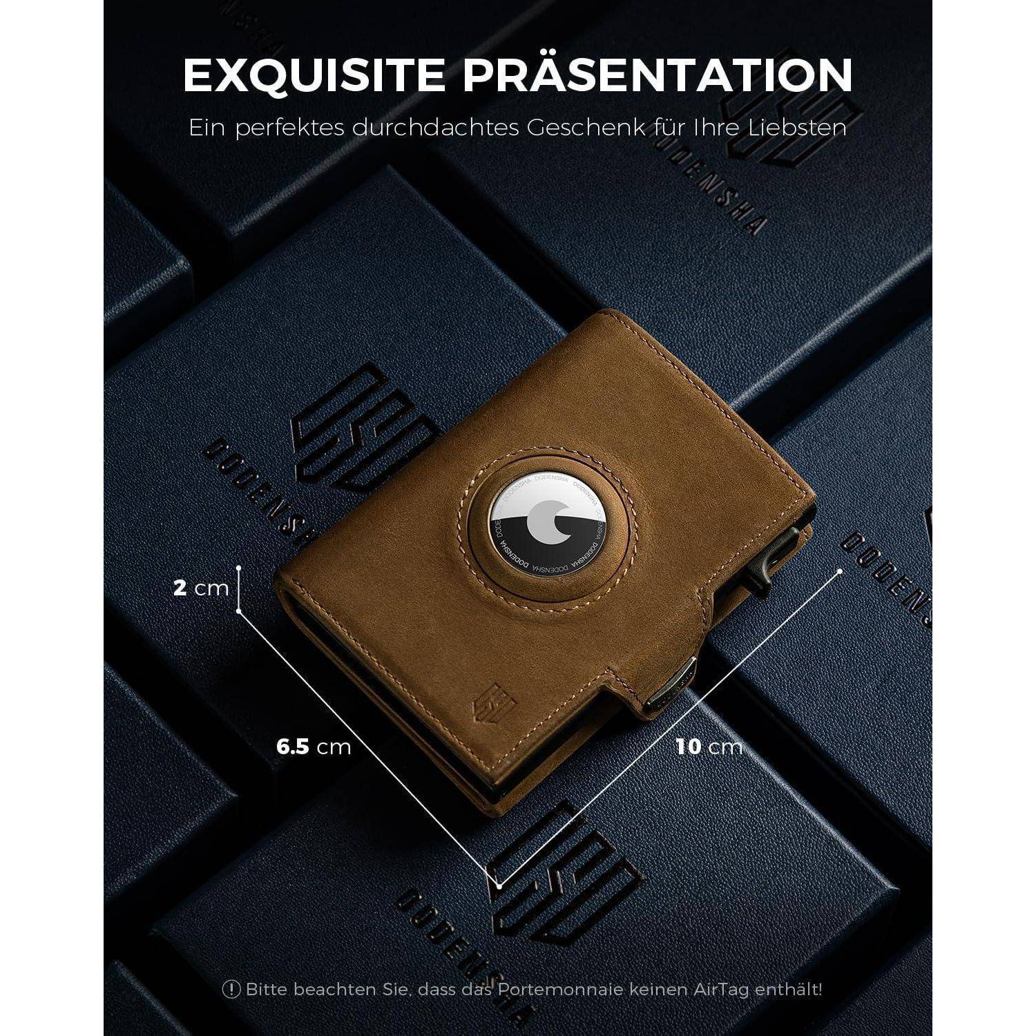 Eine braune Geldbörse mit einem kreisförmigen Logo auf Geschenkkartons. Text lautet: 'Exquisite Präsentation: Ein perfekt durchdachtes Geschenk für Ihre Liebsten'.
