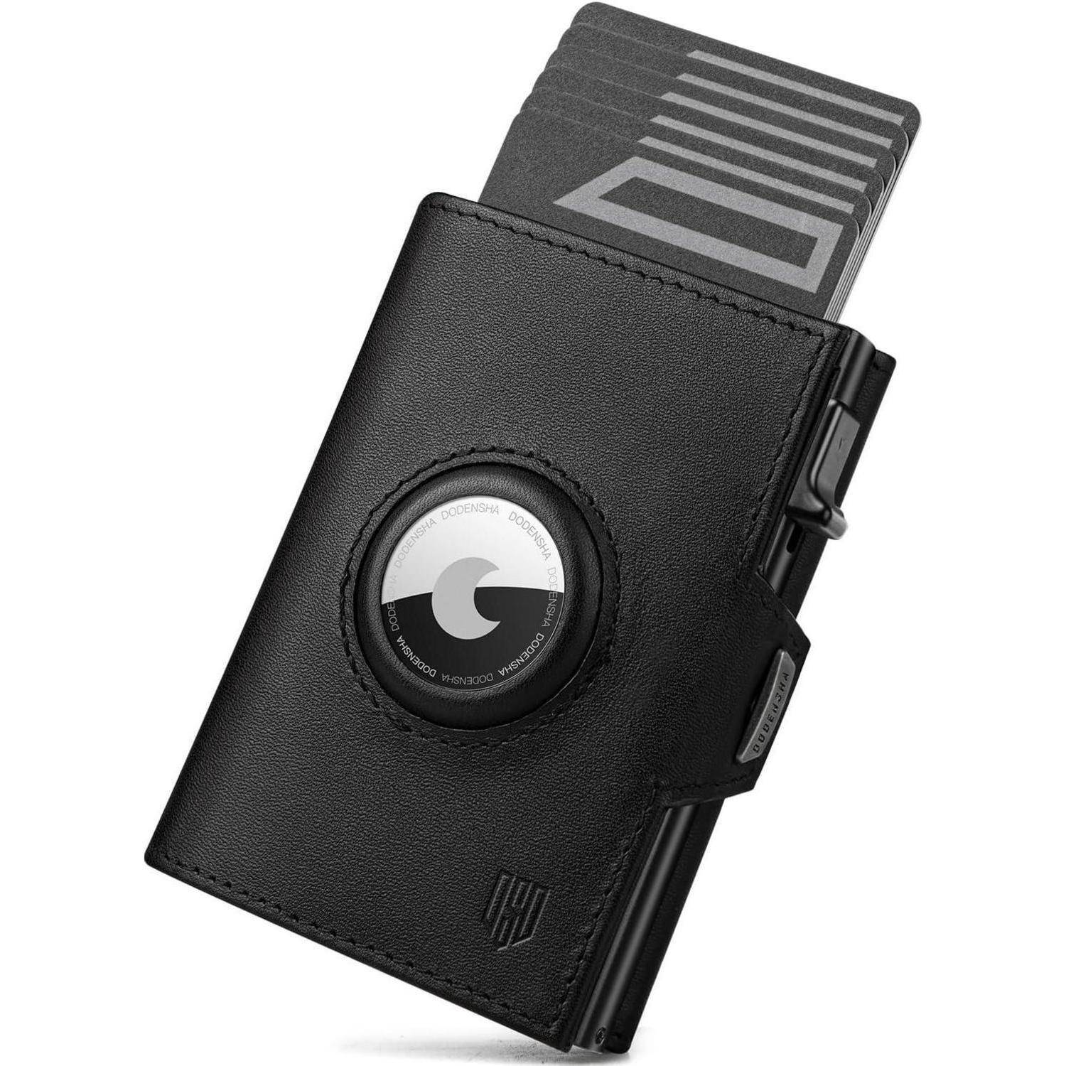 Ein elegantes schwarzes Portemonnaie, das mehrere überlappende Karten zeigt, die aus der Oberseite herausragen und seine Speicherkapazität und RFID-Blocking-Funktion unterstreichen.