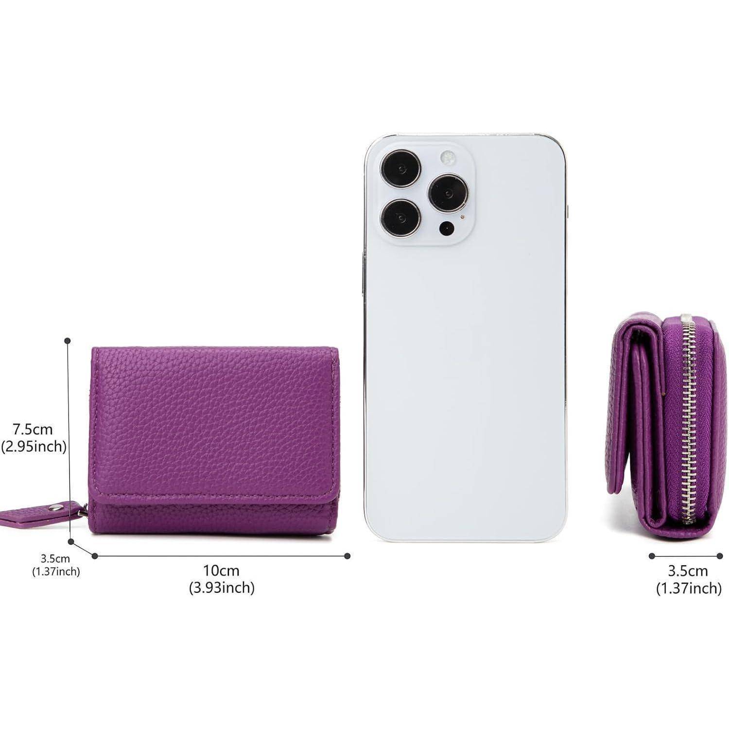 Eine lila Geldbörse wird neben einem weißen Smartphone zur Größenbestimmung gezeigt. Die Geldbörse misst 10 cm x 7,5 cm x 3,5 cm.