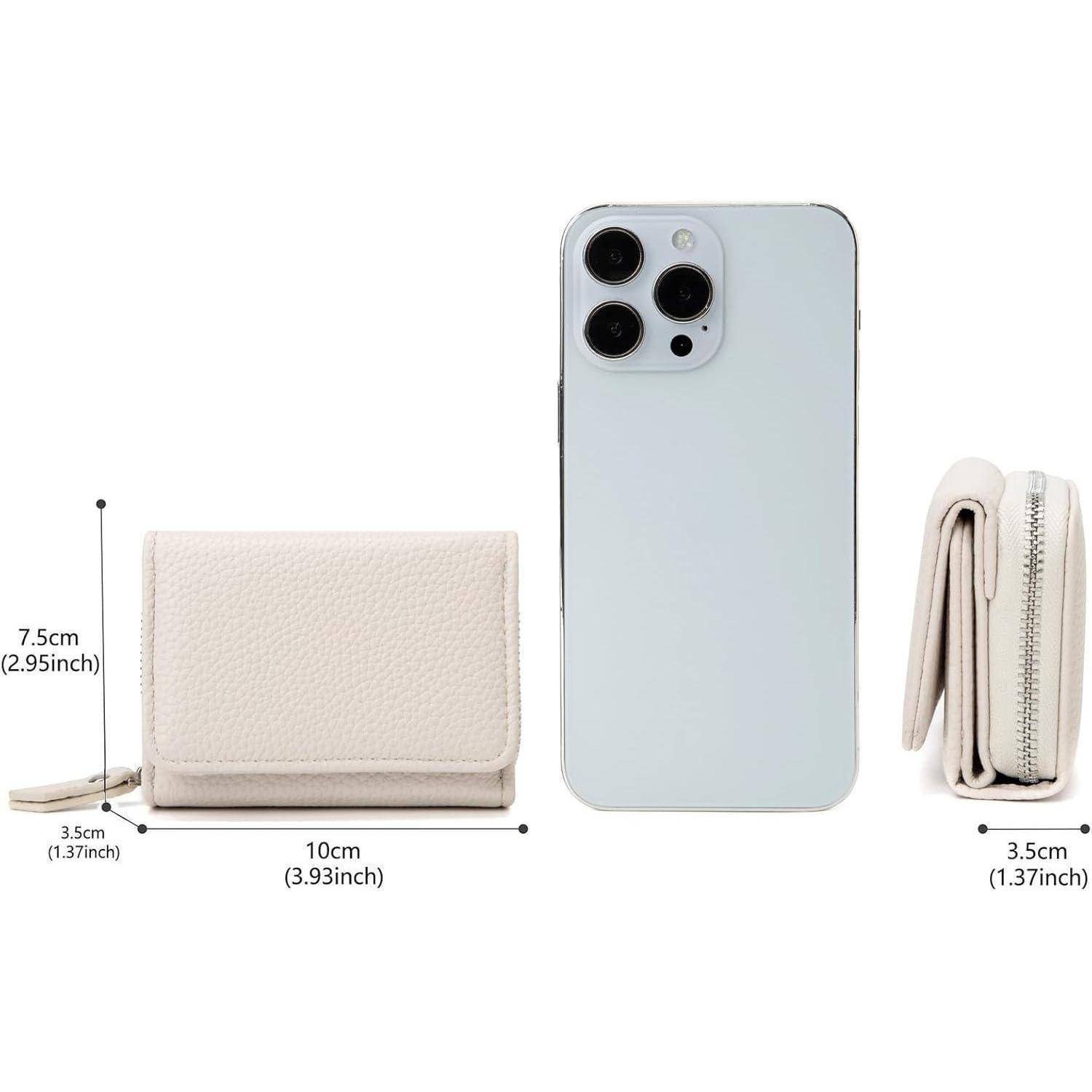 Eine kompakte beige Geldbörse wird neben einem Smartphone gezeigt. Maße der Geldbörse: 10 cm x 7,5 cm x 3,5 cm. Sie werden aus verschiedenen Blickwinkeln präsentiert.