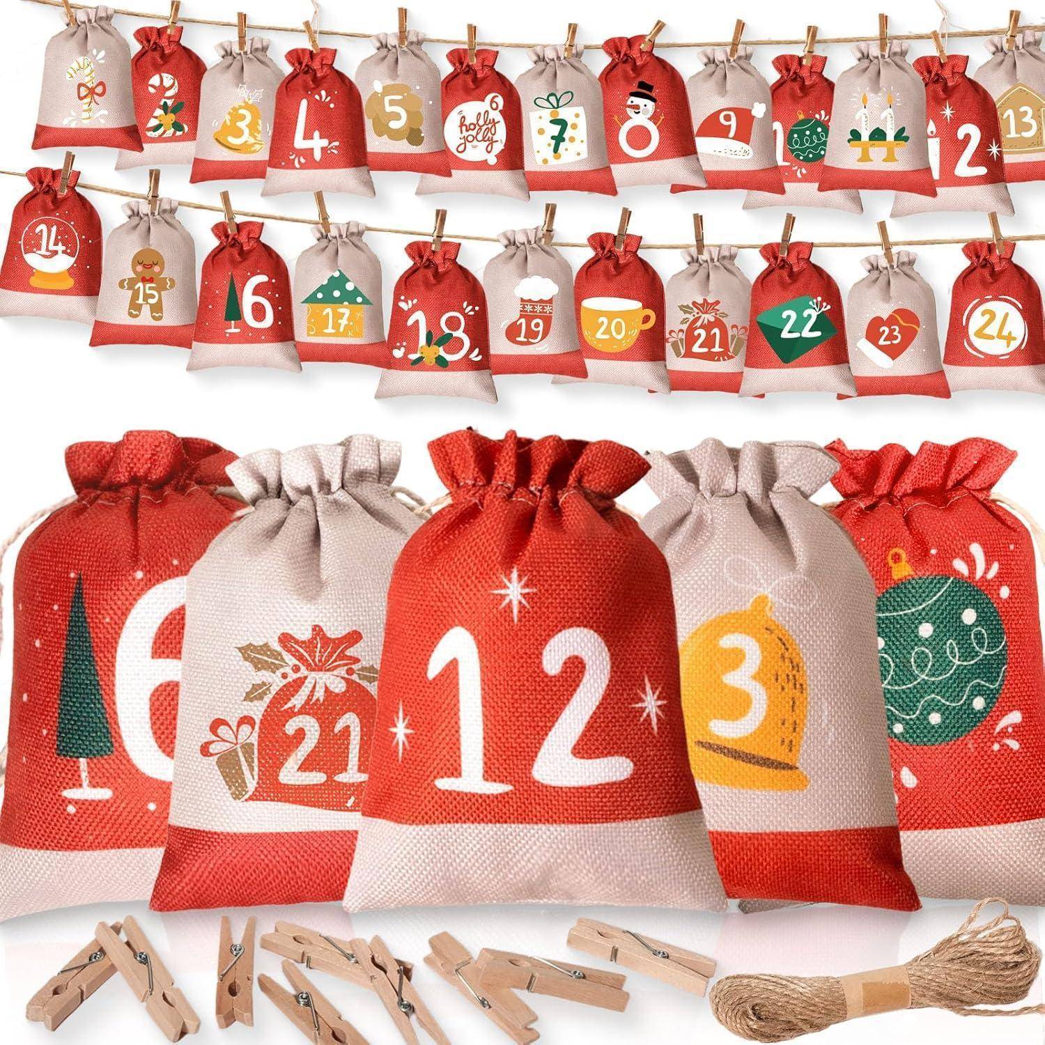 Stoffbeutel für einen Adventskalender mit Zahlen von 1 bis 24, die festliche Illustrationen wie Bäume und Schneemänner zeigen, mit Holzklammern angeordnet.