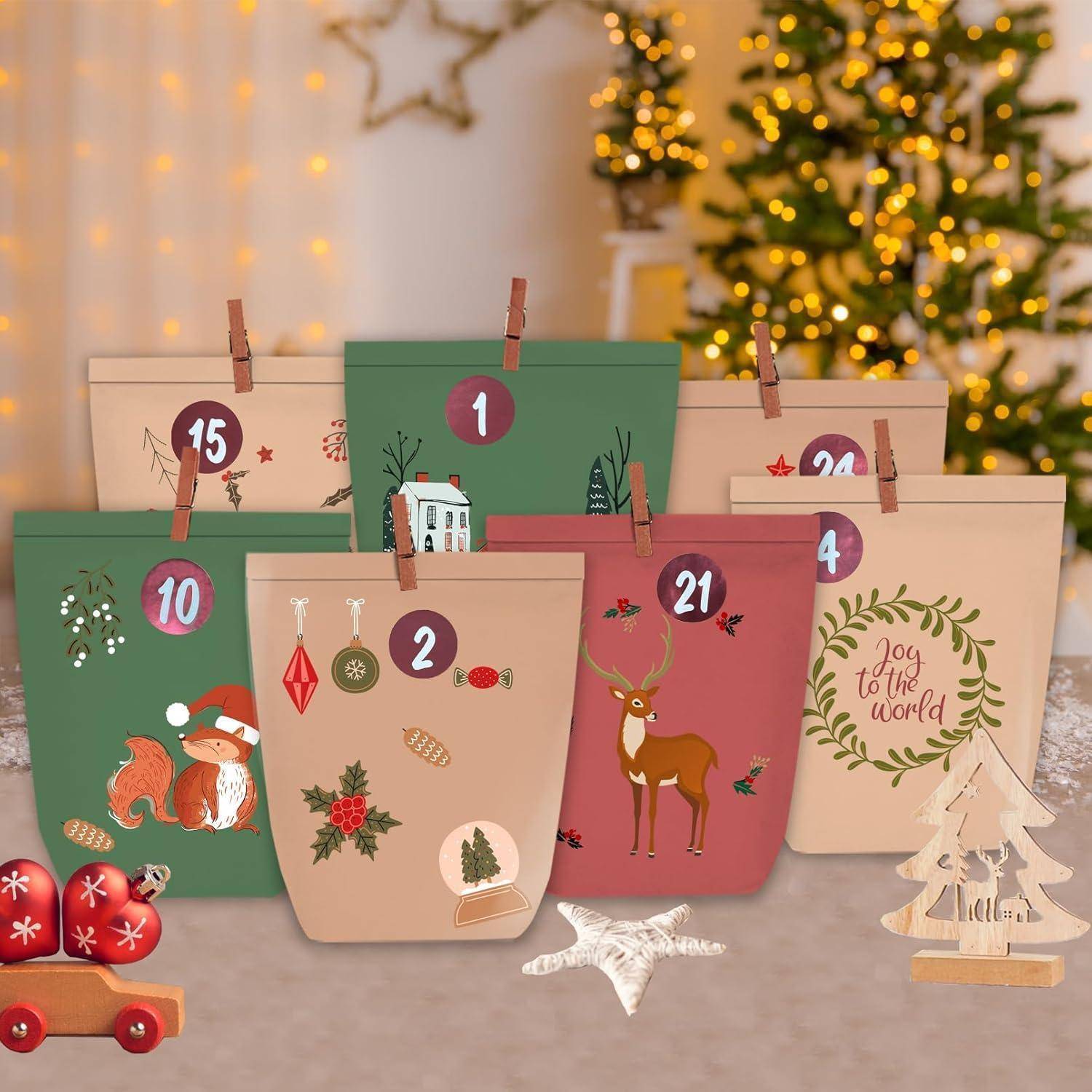 Eine Auswahl dekorativer Adventskalender-Säckchen, mit festlichen Designs nummeriert, vor einem verschwommenen Hintergrund beleuchteter Weihnachtsbäume und Lichter.