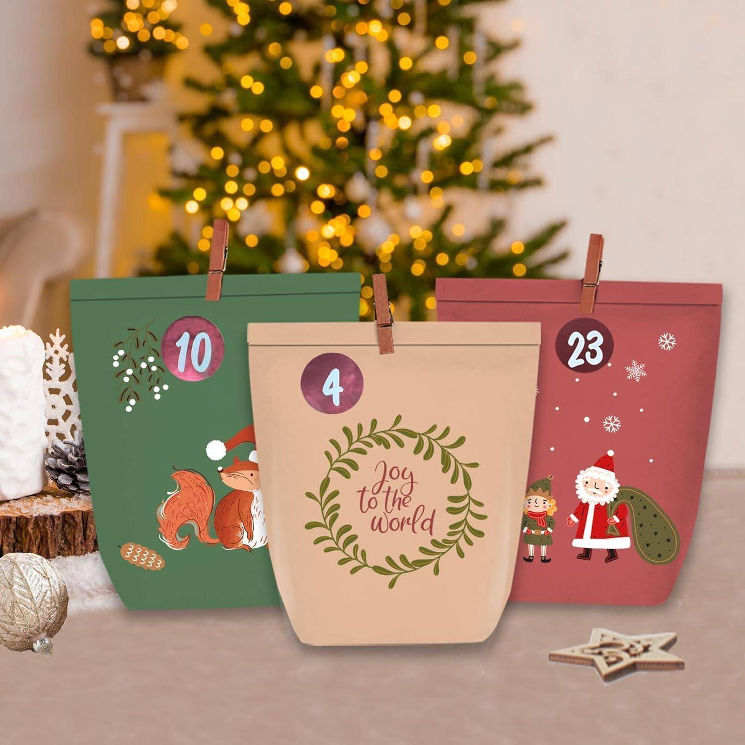 Drei festliche Geschenktüten vor einem Weihnachtsbaum, nummeriert mit 4, 10 und 23, verziert mit weihnachtlichen Motiven und Ornamenten.